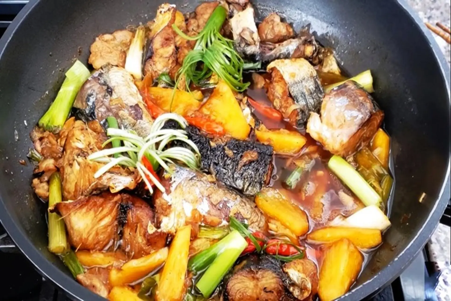 Lưu ngay cách làm cá ngân kho thơm đậm đà, tròn vị cho bữa cơm gia đình thêm ấm cúng