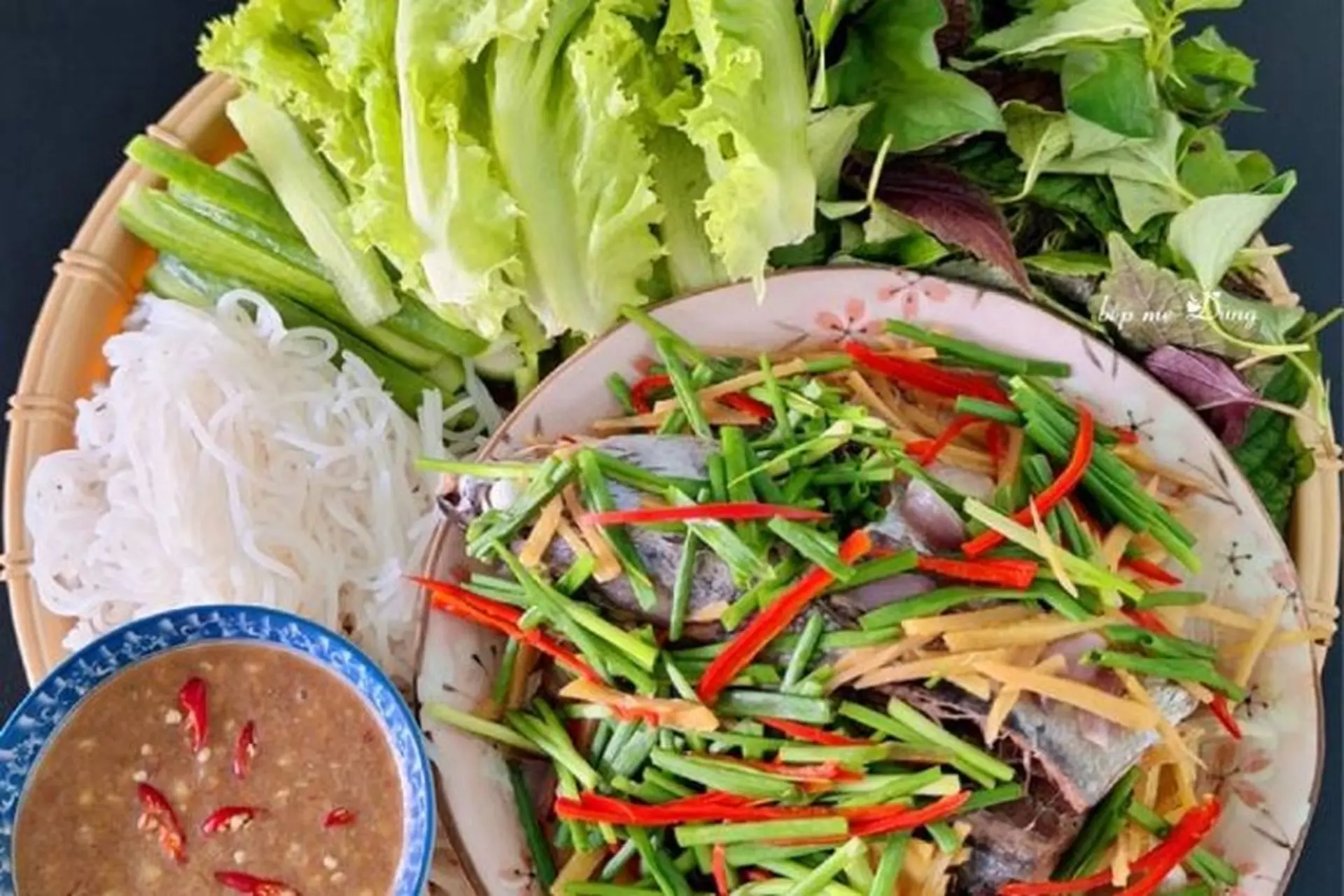 Bỏ túi công thức làm cá ngừ hấp sả đơn giản, thơm ngon cuốn bánh tráng hết nước chấm