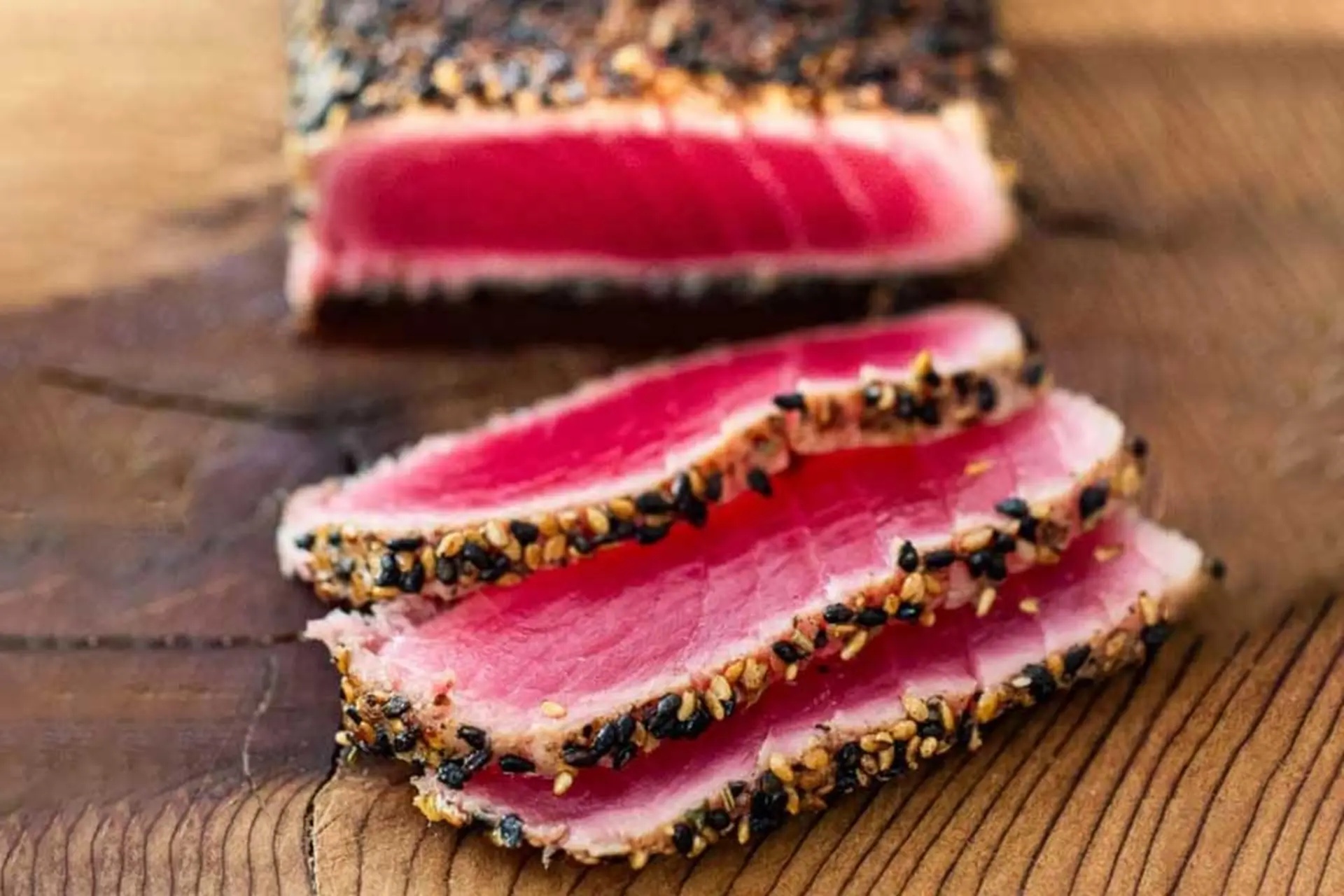 Thử làm cá ngừ tẩm vừng áp chảo: Món ăn thanh nhẹ, giàu dinh dưỡng và dễ làm