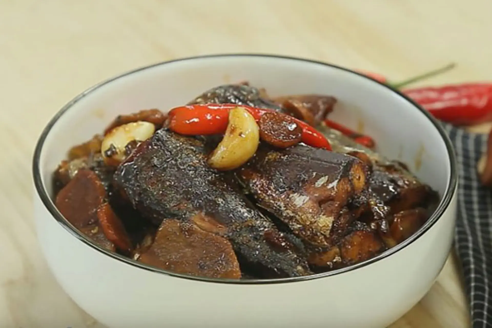Chia sẻ cách làm cá nục kho tộ chuẩn hương vị quen thuộc của tuổi thơ - Chị em lưu ngay!