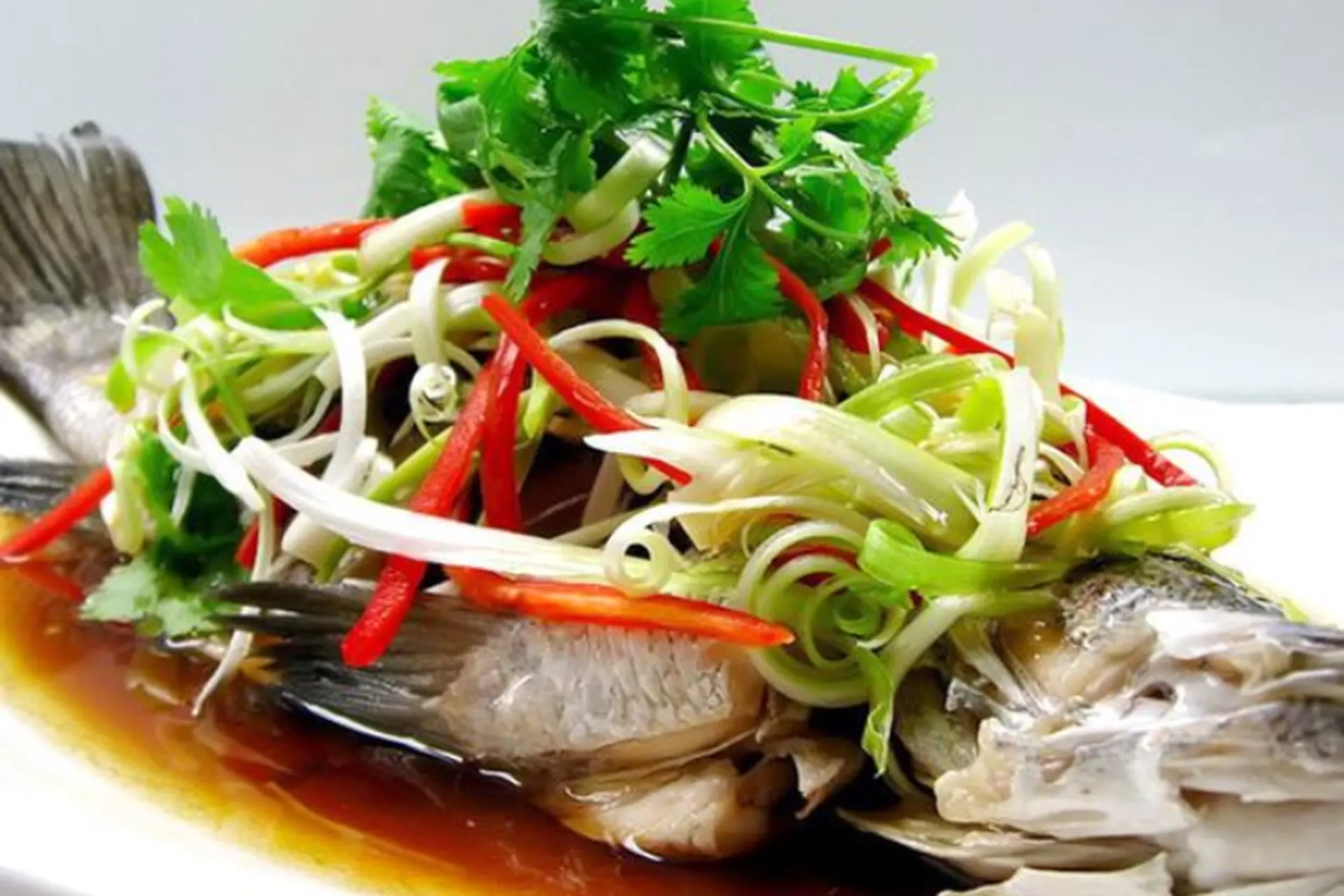 Bùng nổ vị giác với cá song nấu canh chua: Công thức đơn giản cho món ngon đậm đà hương vị Việt