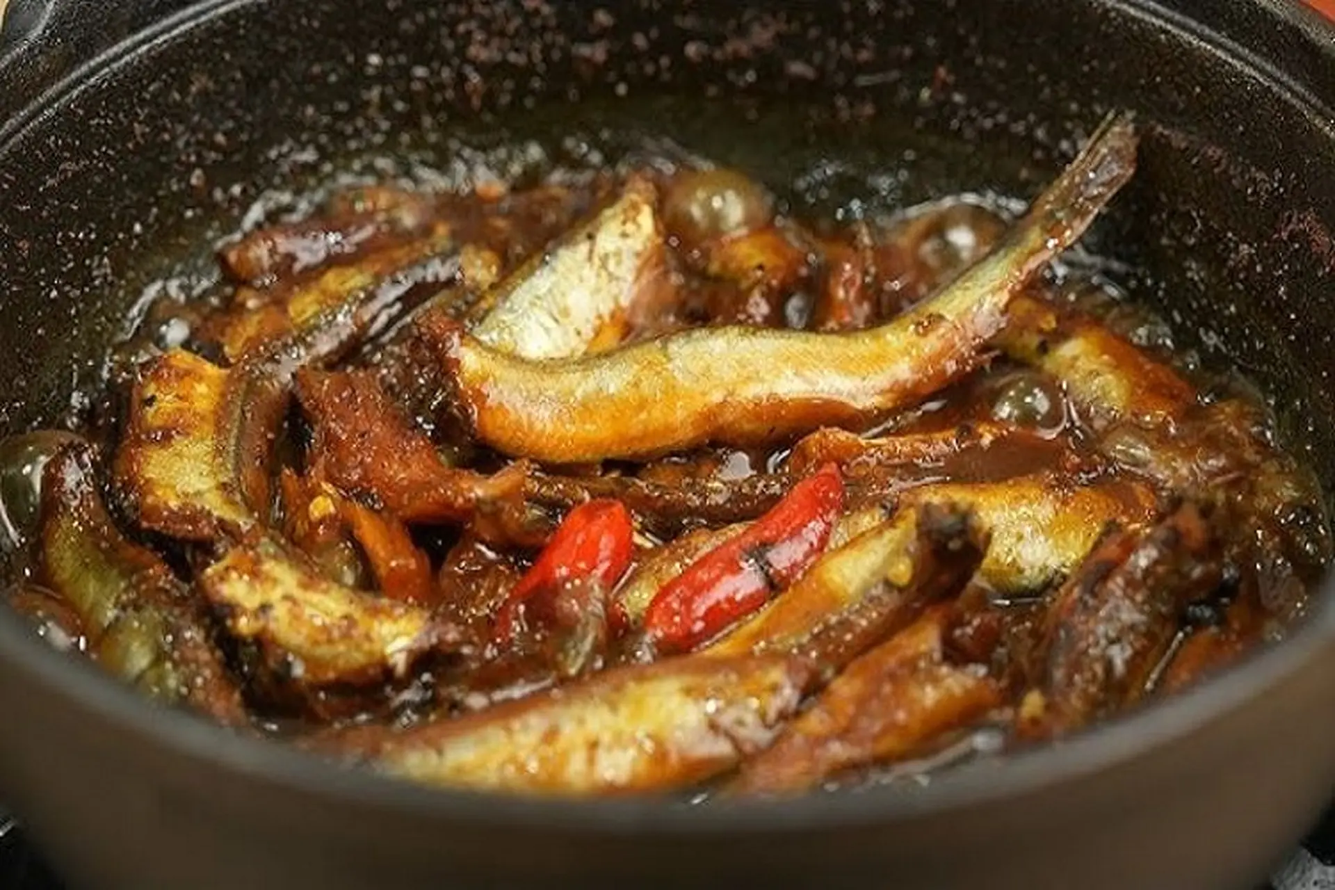 Vào bếp trổ tài làm cá trứng kho tiêu đậm đà, cay tê, đảm bảo cực kỳ "tốn cơm"