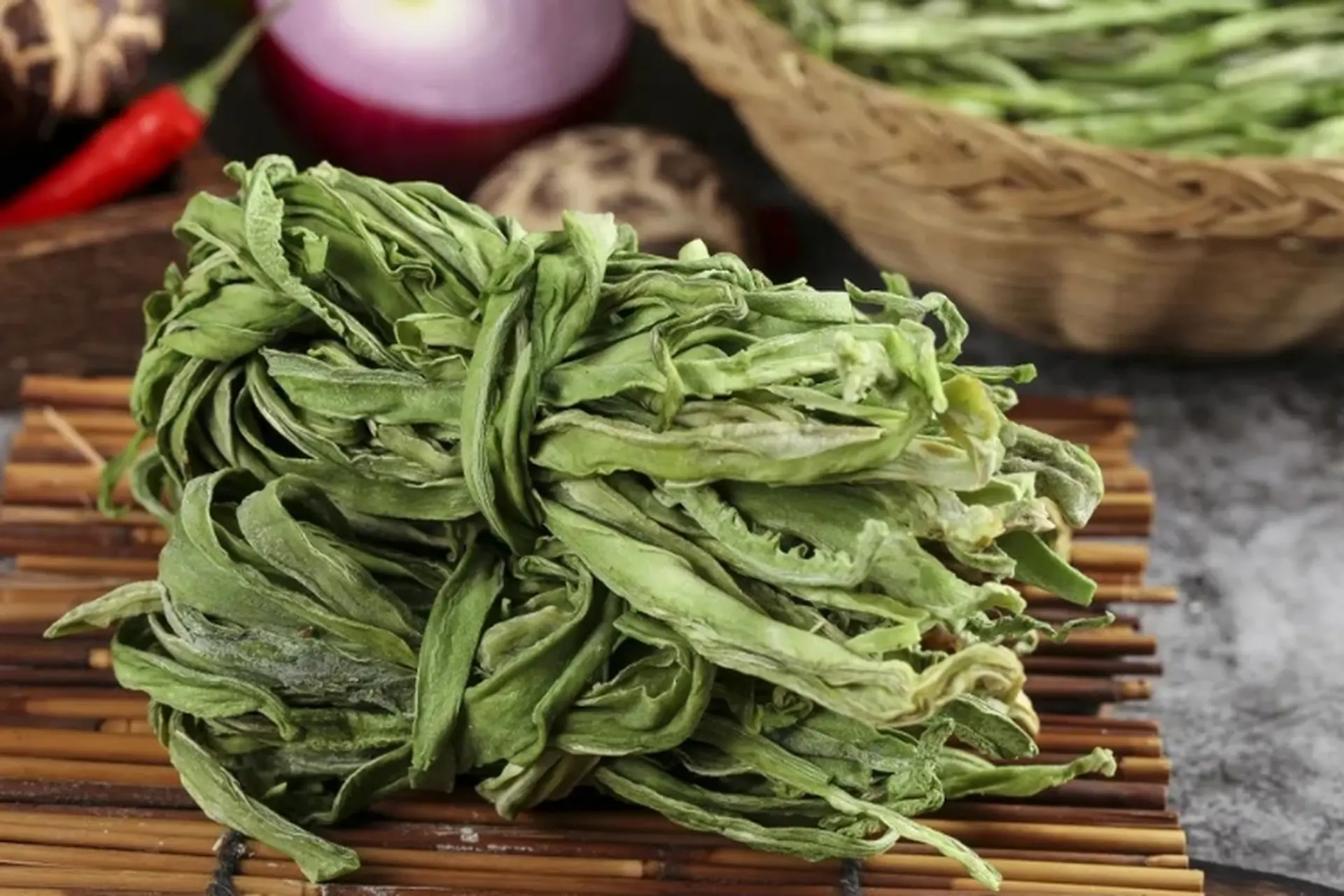 Chia sẻ cách chế biến rau tiến vua khô sao cho giòn ngon, tròn vị mà không phải ai cũng biết