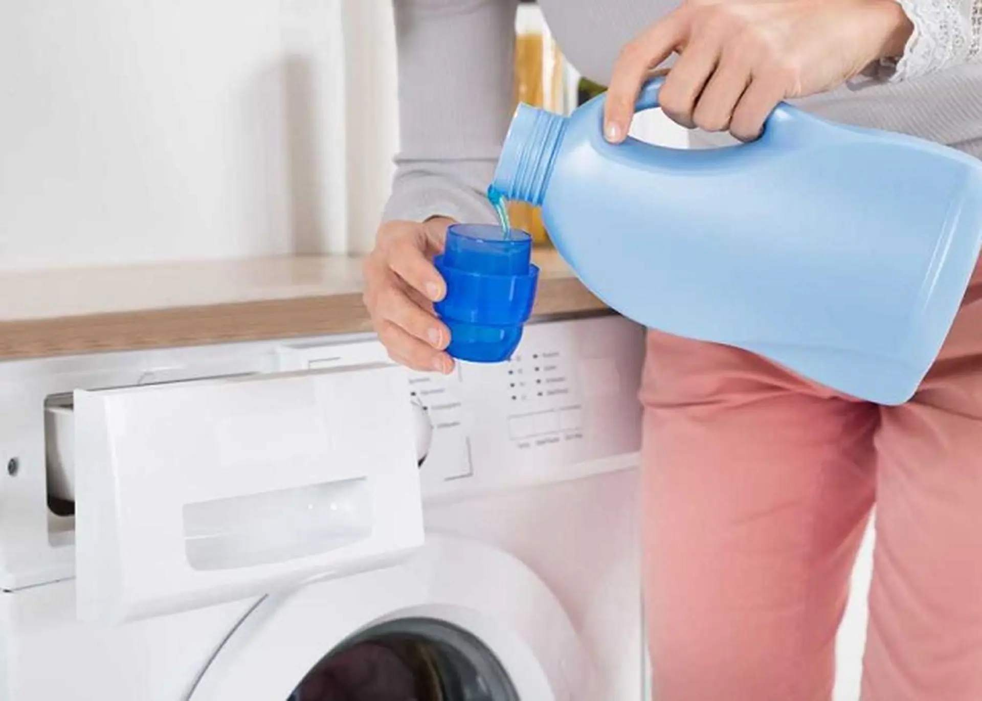 Cách đổ nước giặt vào máy giặt cửa ngang LG đúng chuẩn để làm sạch quần áo