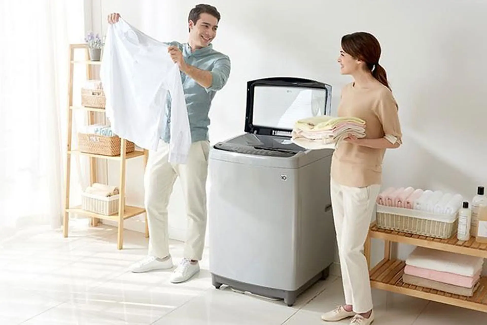 Cách đổ nước giặt vào máy giặt cửa trên đúng cách dành cho người mới sử dụng 