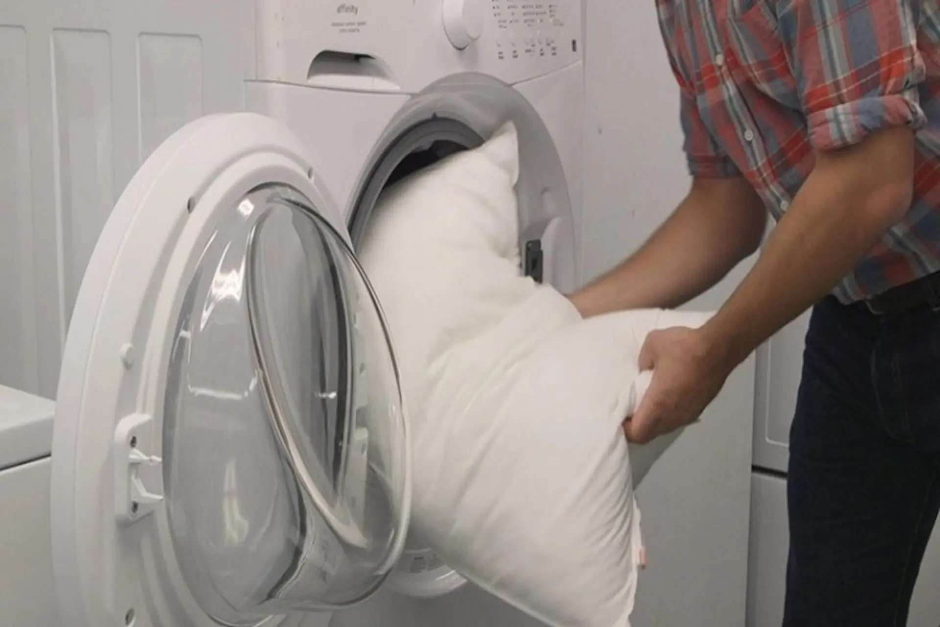 Hướng dẫn cách giặt ruột gối bằng tay và máy giặt – Giữ gối luôn sạch sẽ, trắng sáng và thơm mát