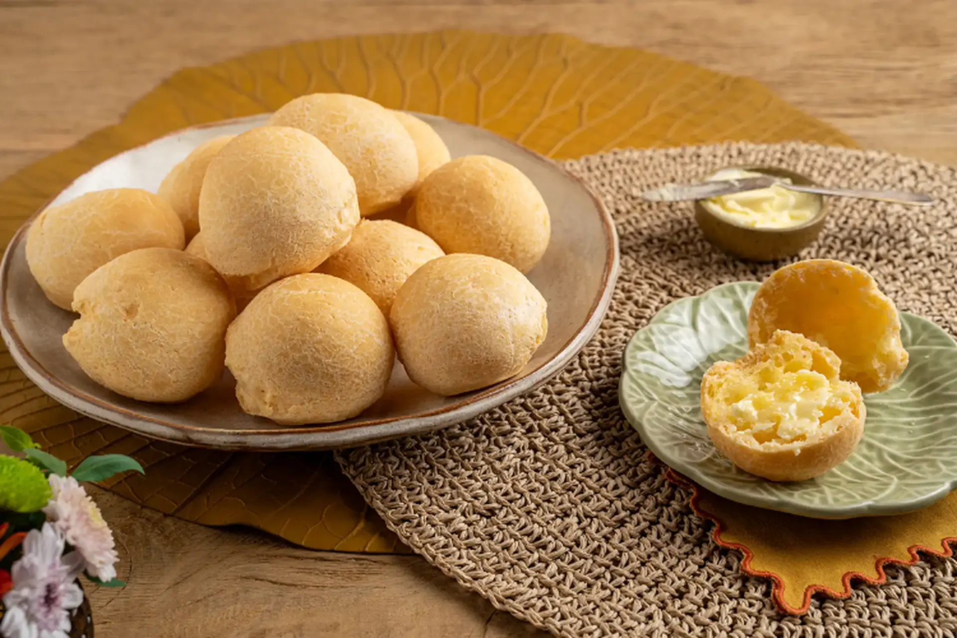 Khám phá cách làm bánh phô mai dẻo Brazil (Pão de Queijo) thơm ngon, chuẩn vị tại nhà
