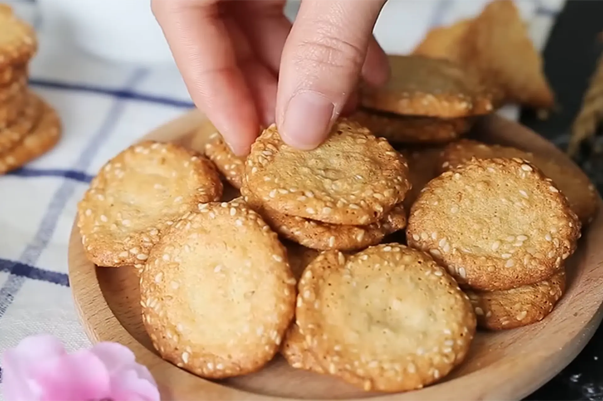 Cách làm bánh vừng đồng xu thơm giòn hấp dẫn tại nhà và những điều cần lưu ý khi sử dụng