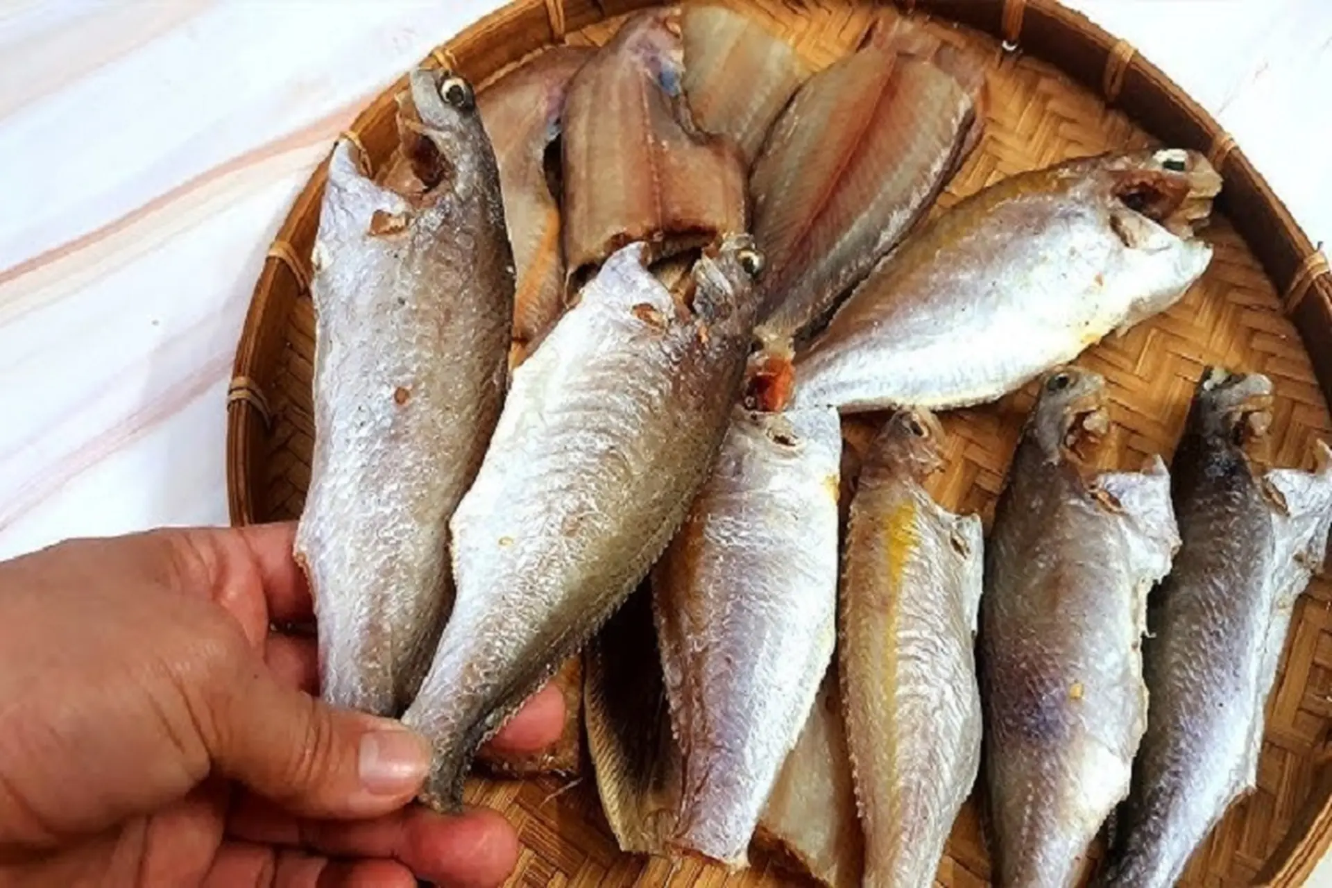 Tiết lộ cách làm cá khô một nắng đơn giản, thấm đậm gia vị, hao cơm ngày mưa