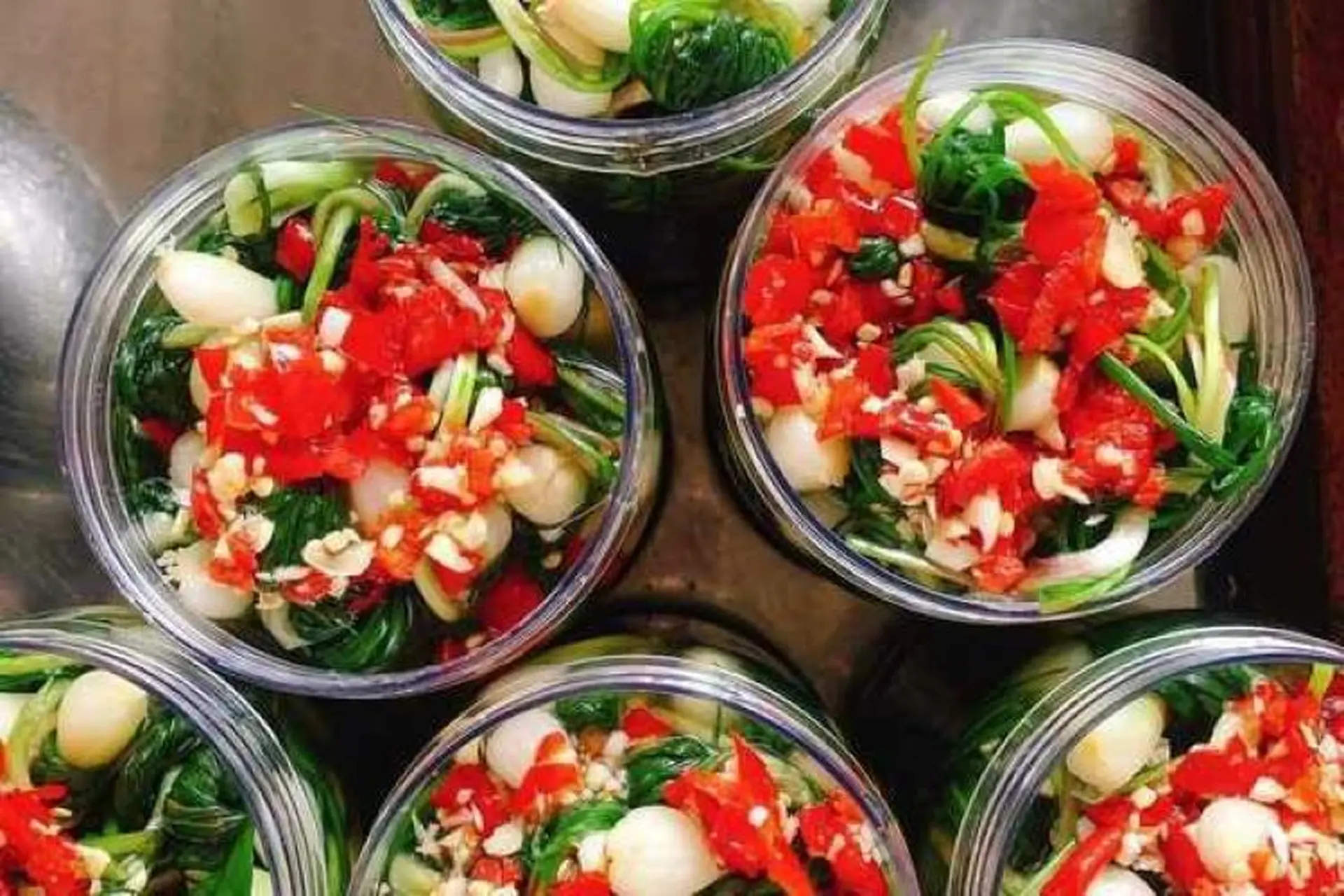 Hướng dẫn cách làm củ kiệu cuốn lá tứ vị đậm đà, thơm ngon giòn ngọt ngay tại nhà