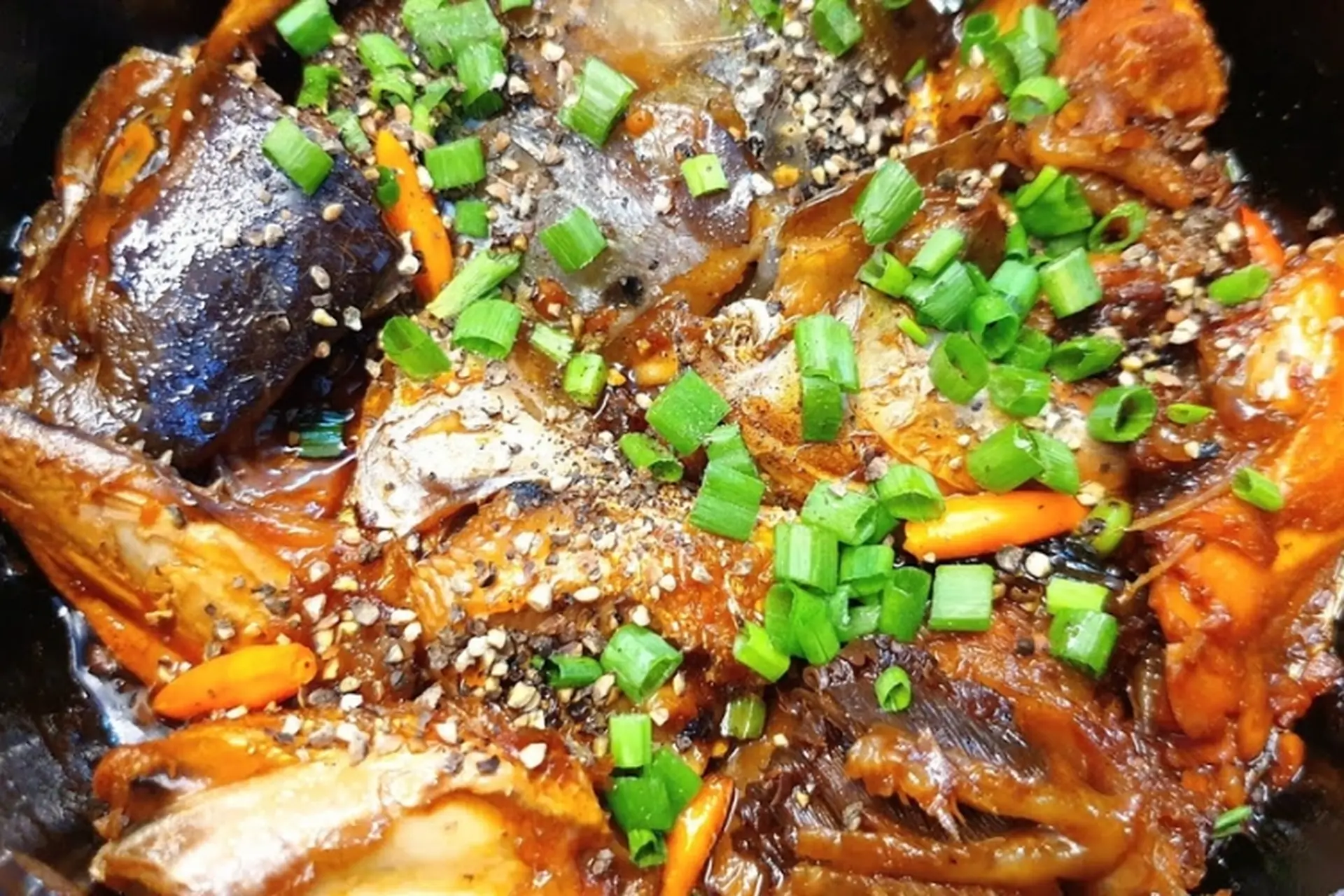 Mách bạn cách làm đầu cá hồi kho tiêu đậm đà, thơm ngon