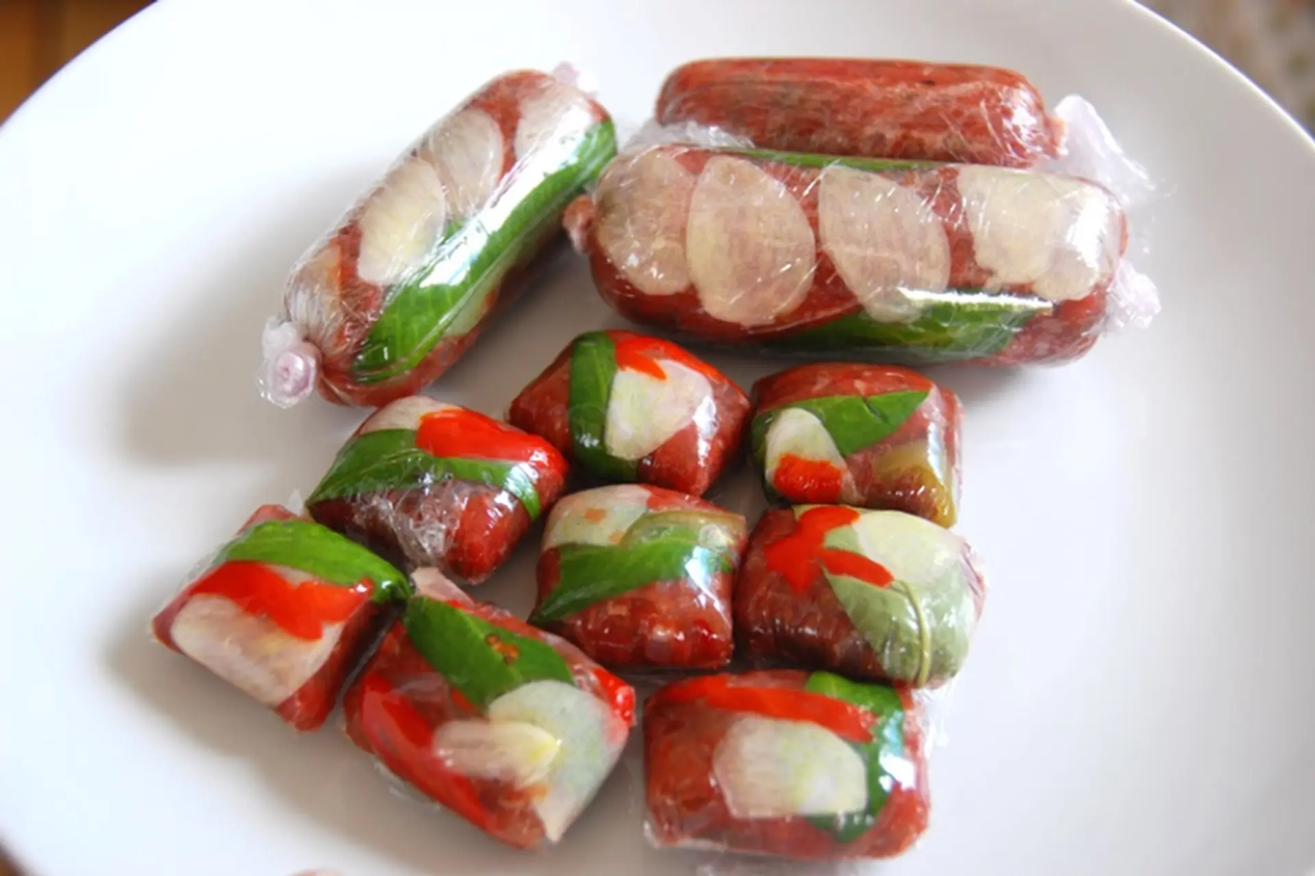 Hướng dẫn 2 cách làm nem chua thịt bò đơn giản nhưng cực kỳ ngon miệng, phù hợp để trổ tài cho dịp Tết