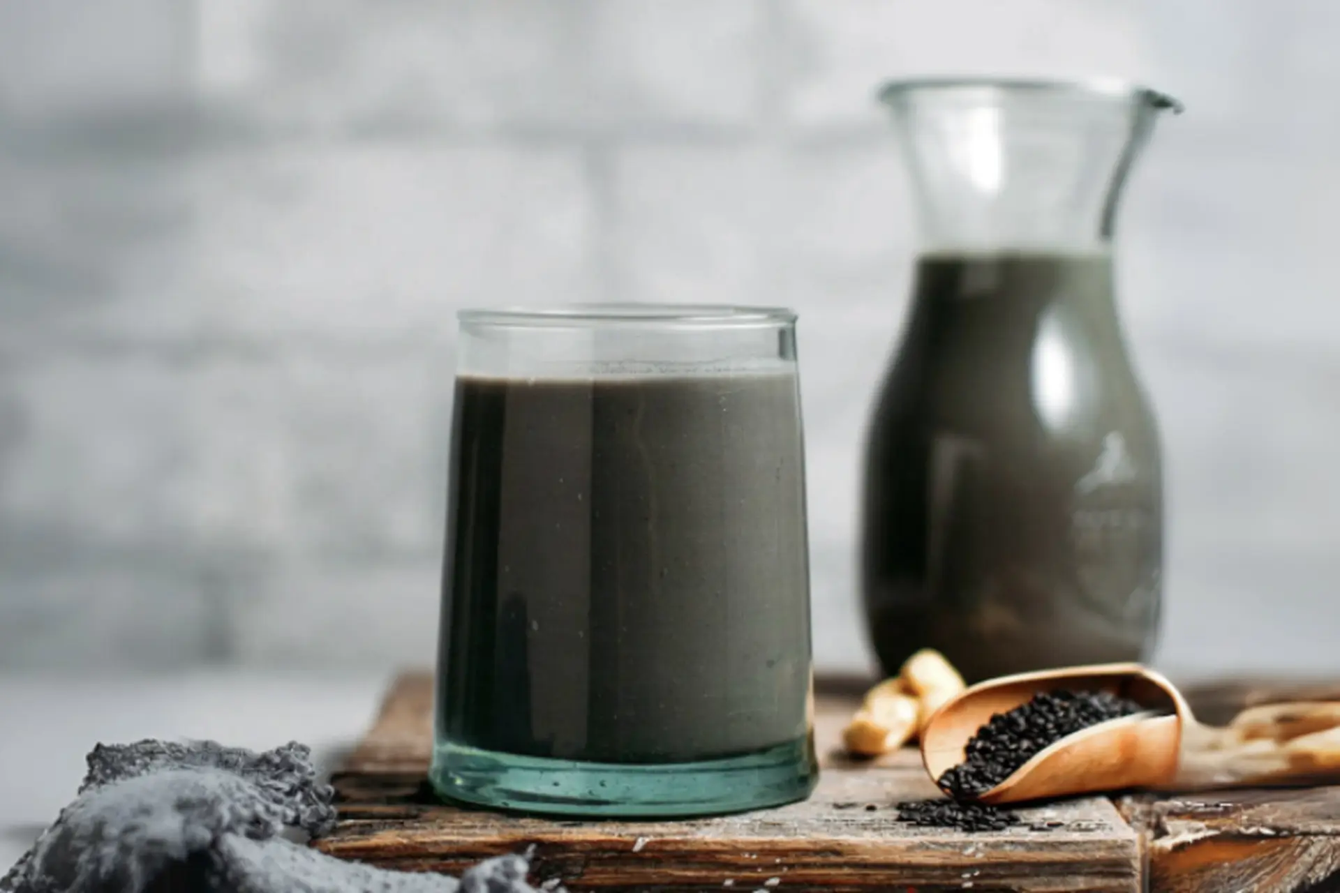 Gợi ý cách làm sữa hạt sen mè đen nguyên chất, cải thiện giấc ngủ