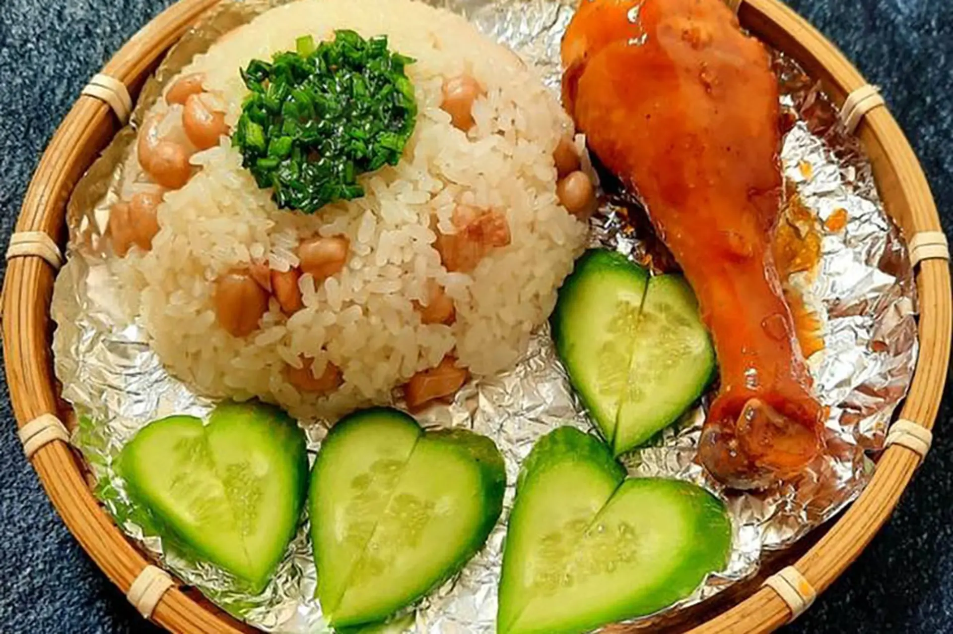 Mách bạn cách làm xôi gà nước cốt dừa đậu phộng đơn giản cho bữa sáng đầy năng lượng