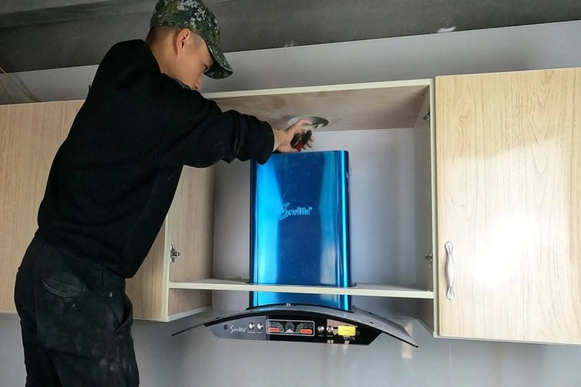 Cách lắp đặt máy hút mùi cổ điển đúng kỹ thuật