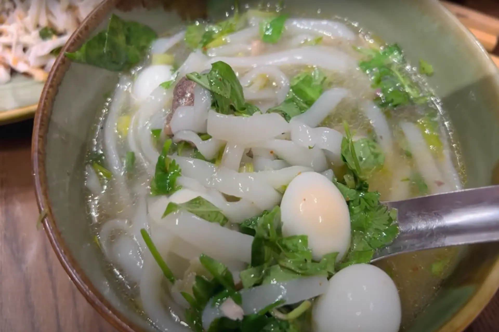 Bánh canh cá basa với sợi bánh dẻo dai