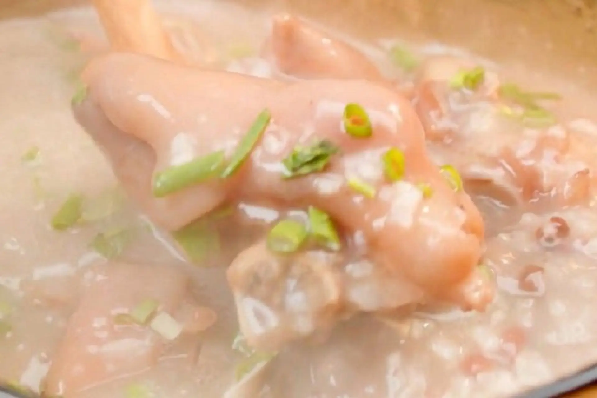Hướng dẫn cách nấu cháo móng giò bằng nồi cơm điện thơm ngon, mềm nhừ nhanh chóng