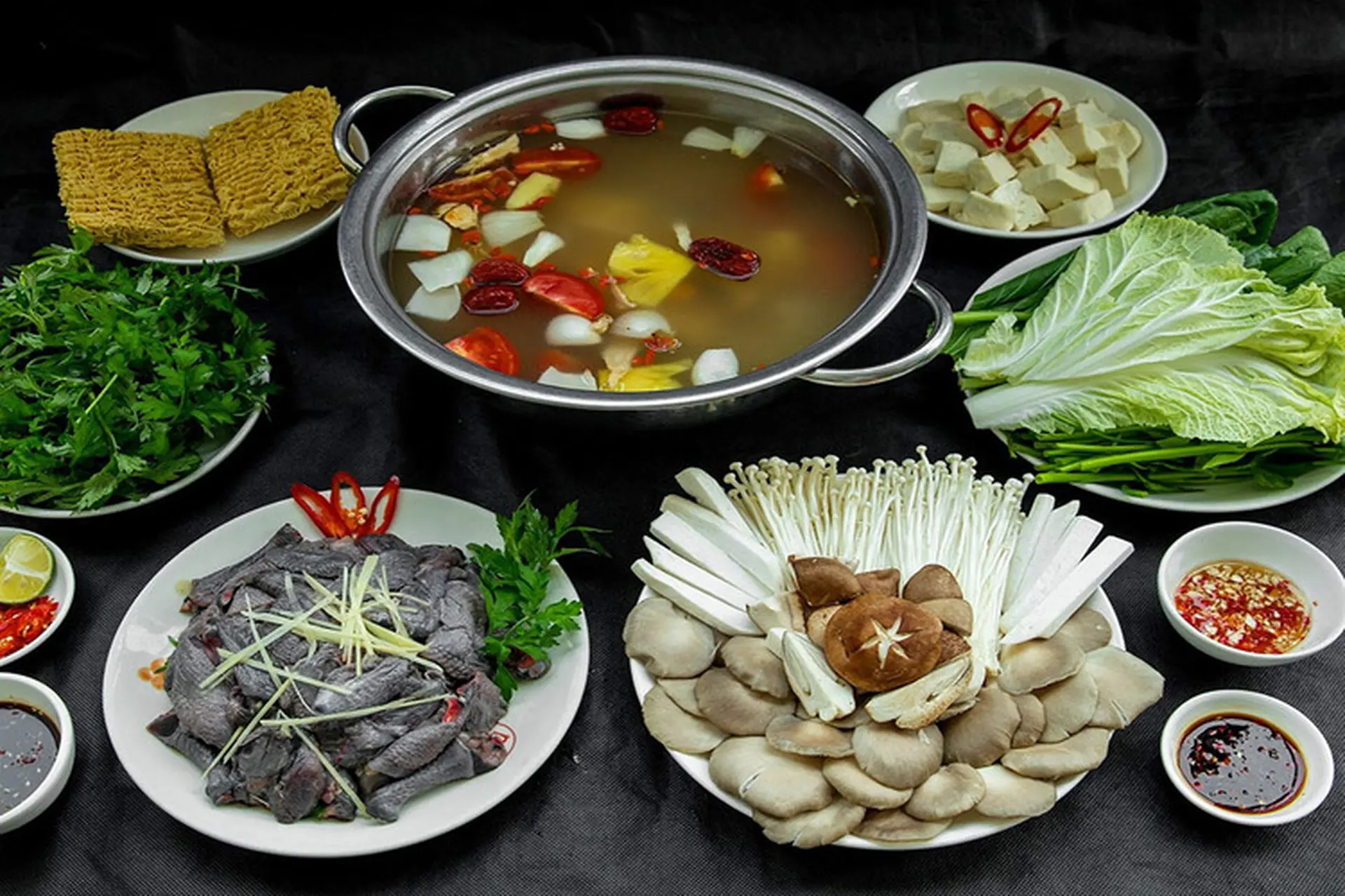 Thực hiện ngay cách nấu lẩu gà ác thơm ngon, bổ dưỡng cho gia đình chỉ trong vài bước đơn giản