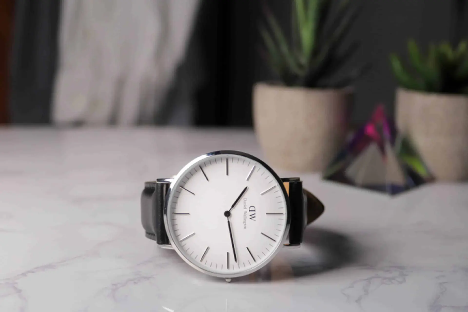 Hướng dẫn cách nhận biết đồng hồ DW chính hãng chuẩn nhất có thể bạn chưa biết