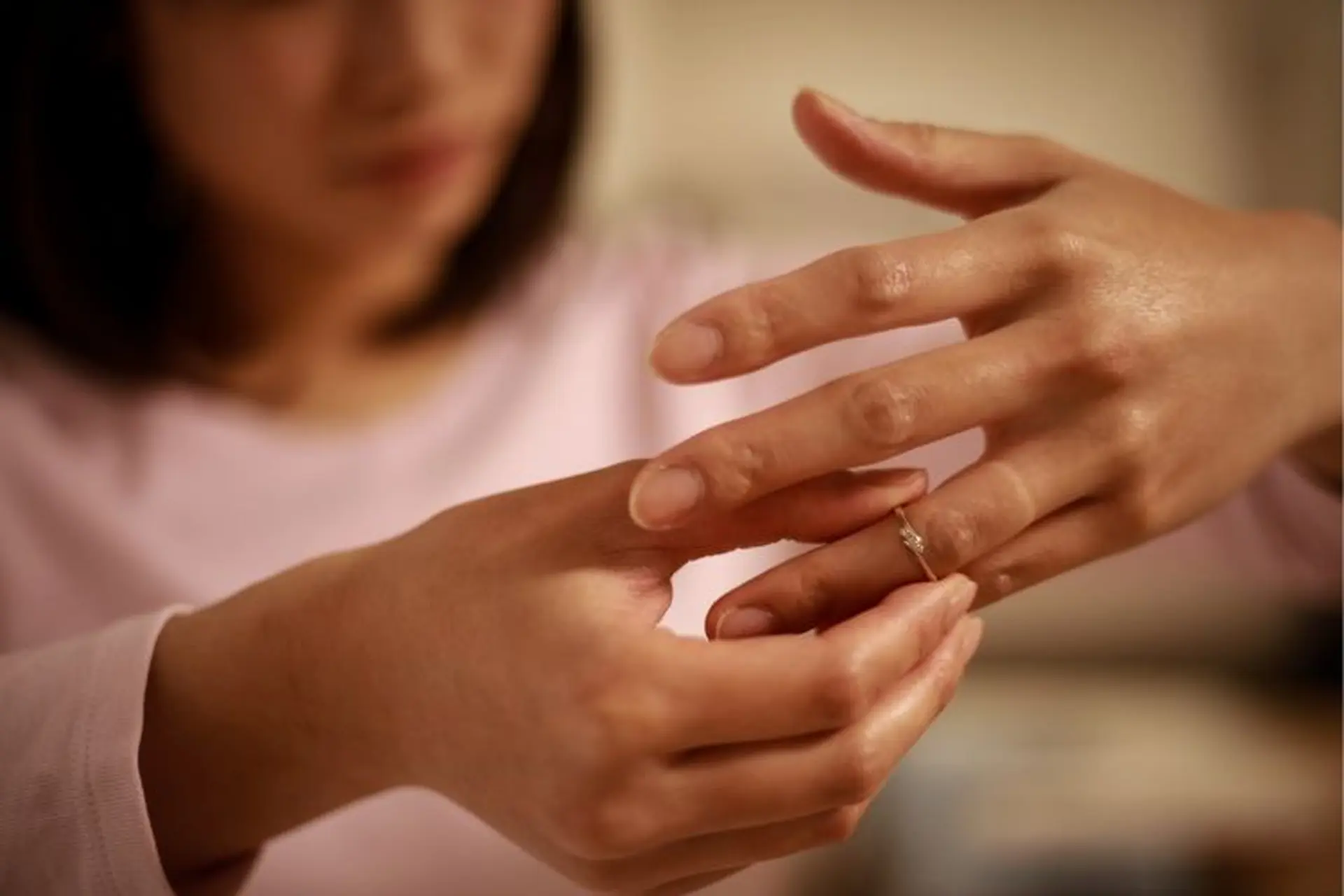 Tìm hiểu cách tháo nhẫn bị chật vừa đơn giản, vừa an toàn mà bạn có thể áp dụng dễ dàng
