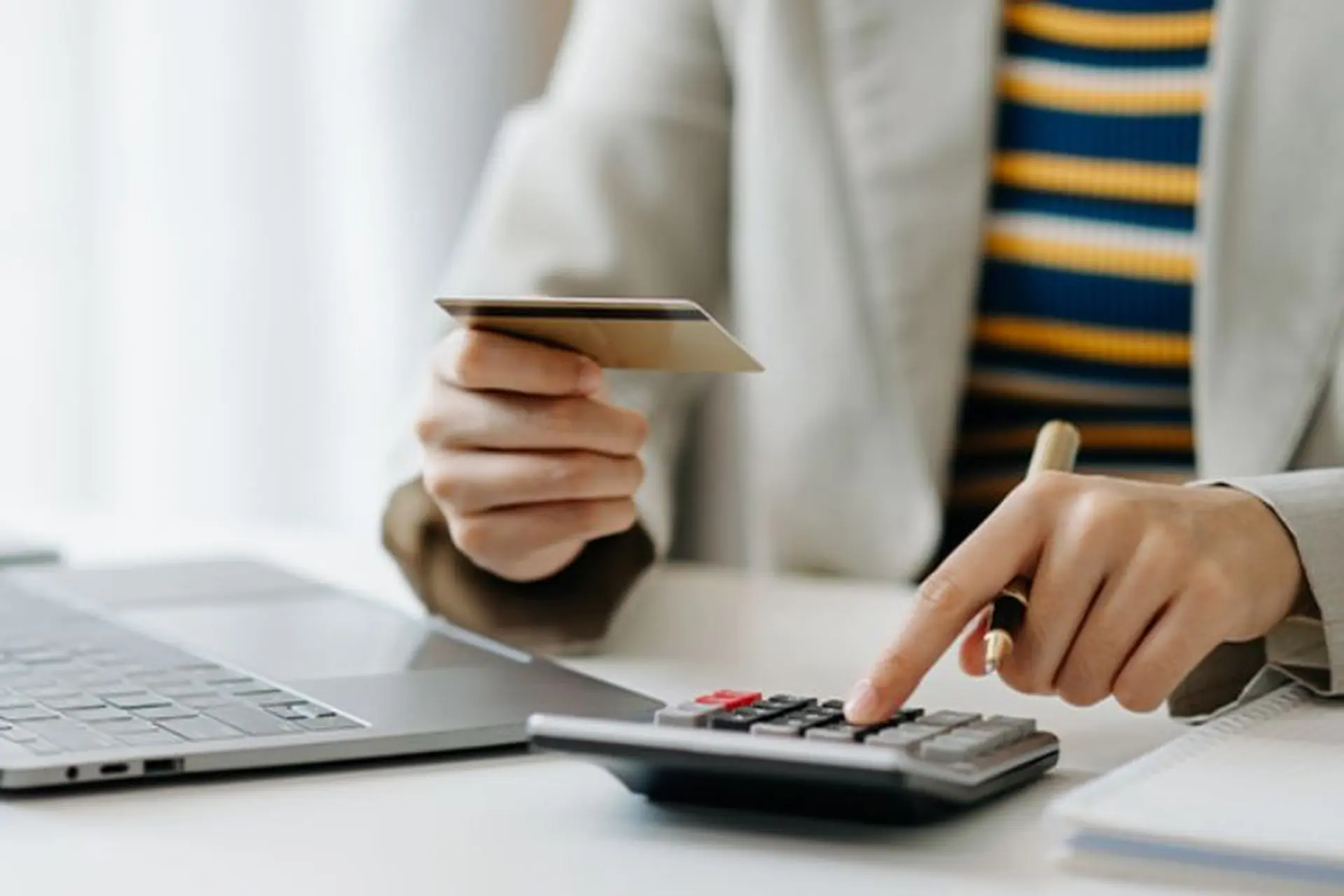 Ưu và nhược điểm của việc trả góp điện thoại. Cách tính trả góp điện thoại chi tiết nhất