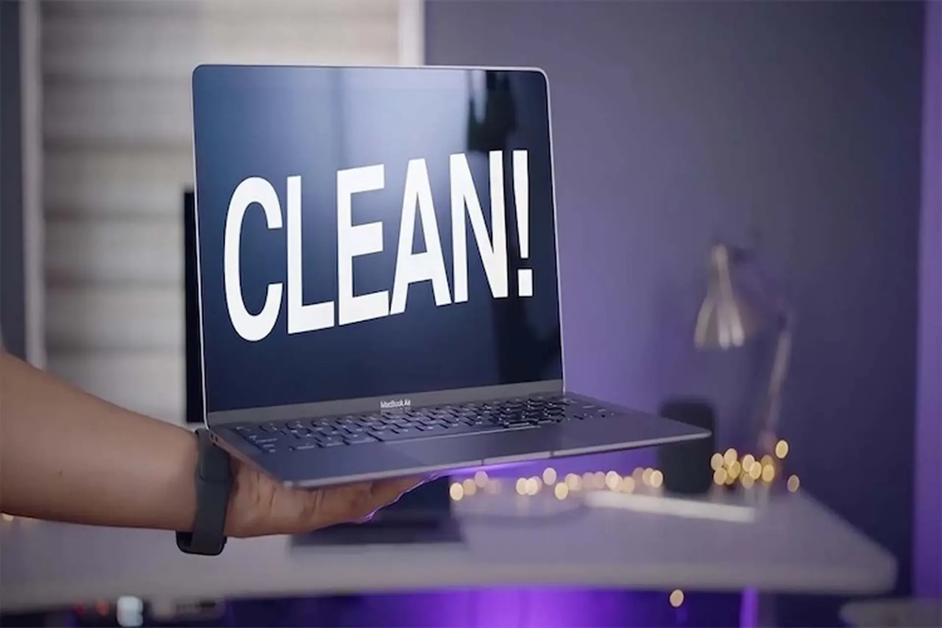 Cách vệ sinh MacBook Pro M5 tại nhà: Những điều nên và không nên làm