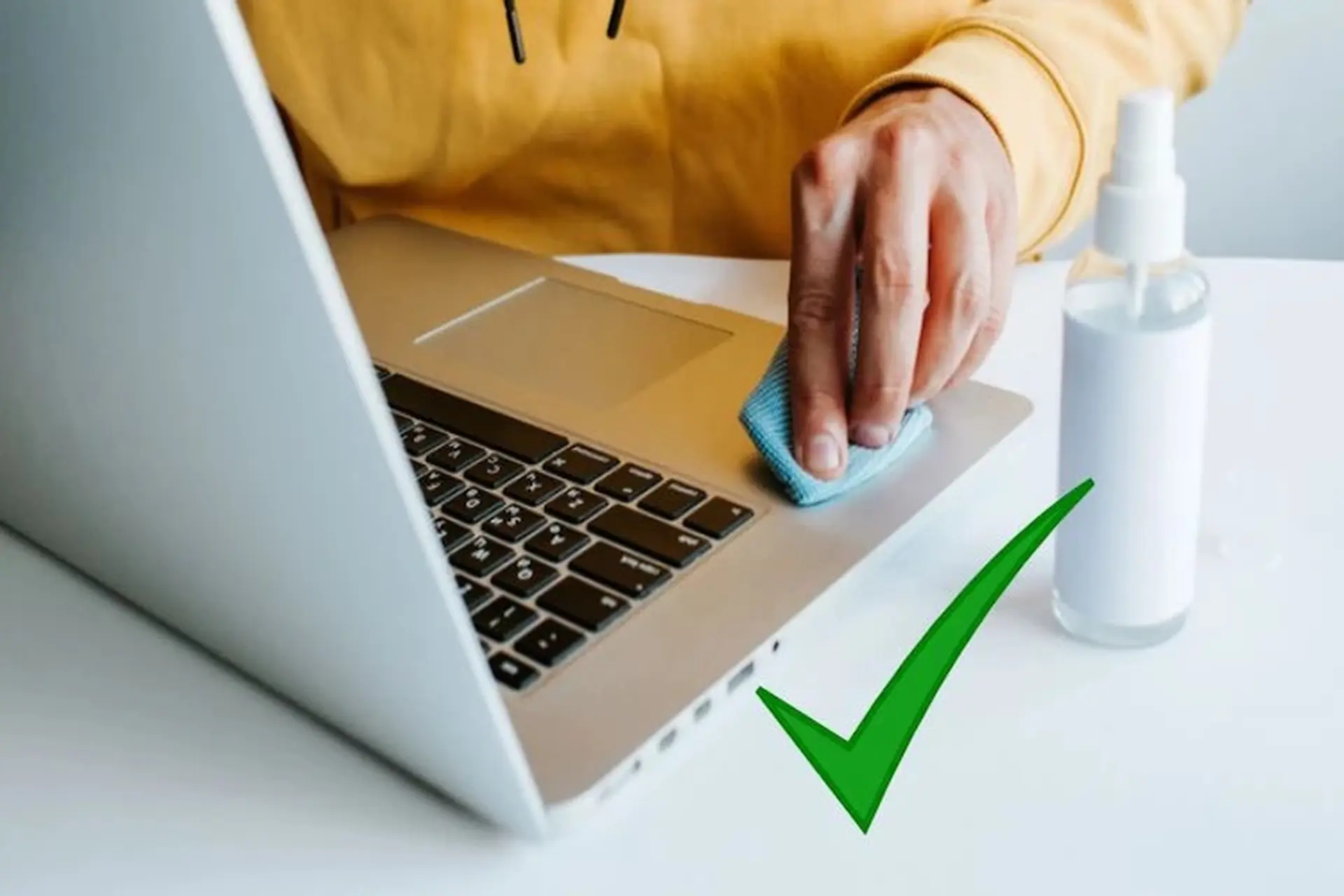 Cách vệ sinh MacBook Pro M4 đúng chuẩn, sạch sẽ và an toàn ngay tại nhà