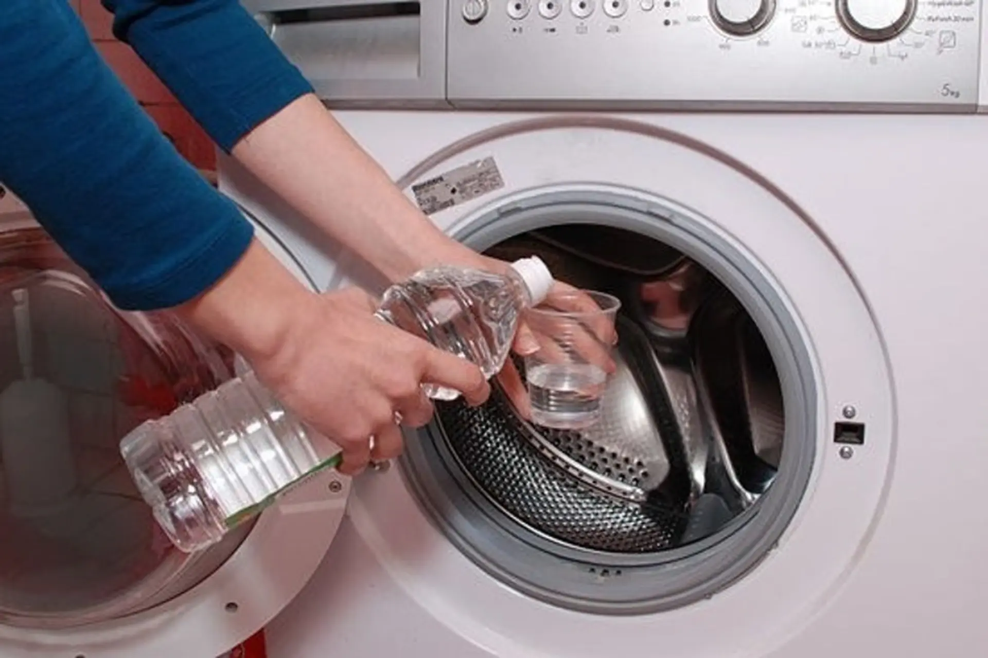Cách vệ sinh máy giặt bằng nước tẩy: Bí quyết giữ máy giặt luôn sạch và bền lâu