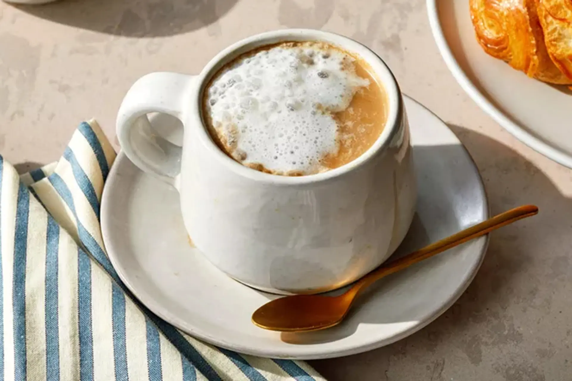 Học cách pha cafe latte tại nhà chuẩn vị quán chuyên nghiệp mà ai cũng có thể làm được