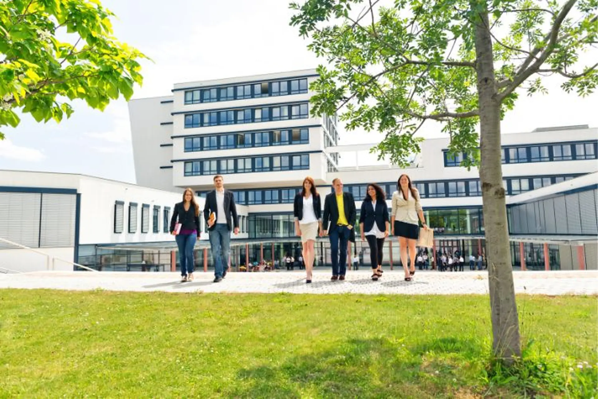 Campus là gì? Branch campus là gì? Sự khác nhau giữa campus và college trong giáo dục hiện nay