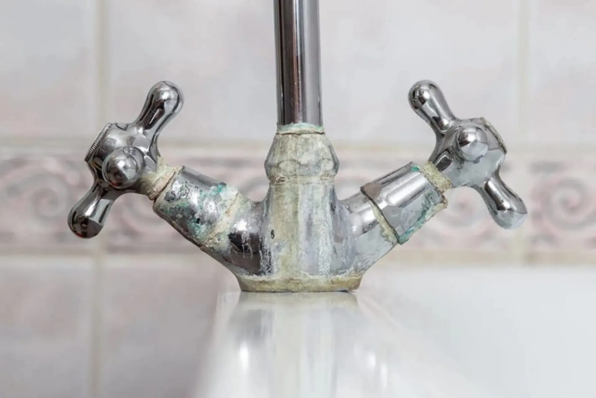 Cặn canxi là gì? Giải mã nguyên nhân, ý nghĩa và lợi ích của việc loại bỏ cặn!