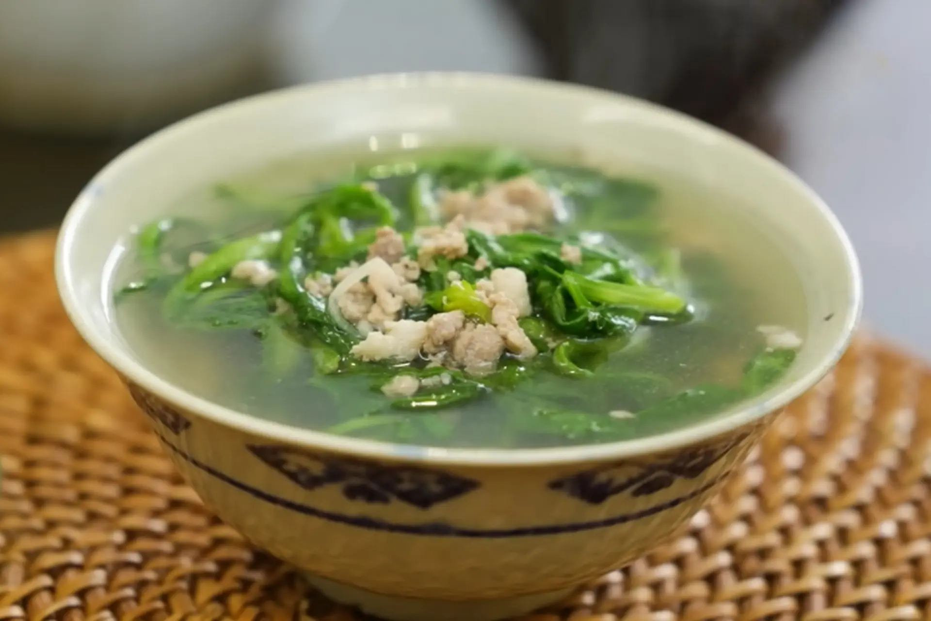 Chia sẻ cách nấu canh cải cúc thịt băm thanh mát, dễ làm cho bữa cơm nhà thêm trọn vị