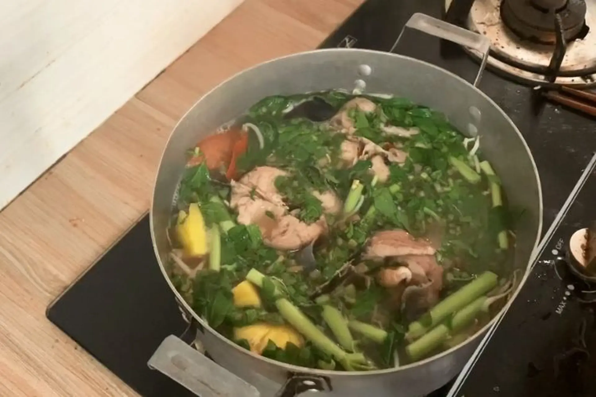 Canh chua cá trê rau nhút làm dịu oi nóng ngày hè cho bữa cơm gia đình thanh mát