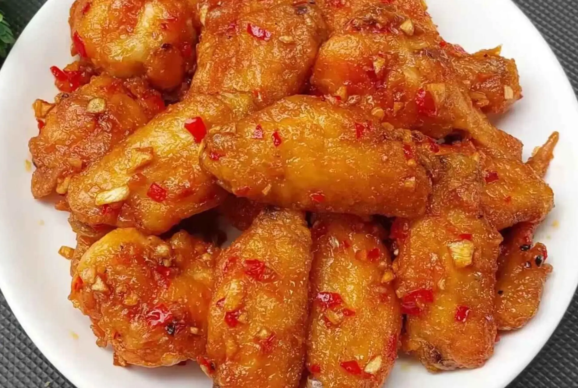 Cực hao cơm với món cánh gà chiên tỏi ớt vàng óng, thơm lừng, ai cũng khen ngon!