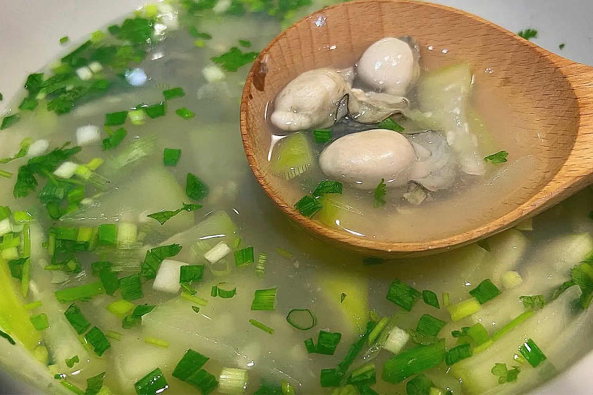 Công thức canh hàu nấu bầu ngon ngọt mà chị em nên thêm ngay vào thực đơn hàng ngày