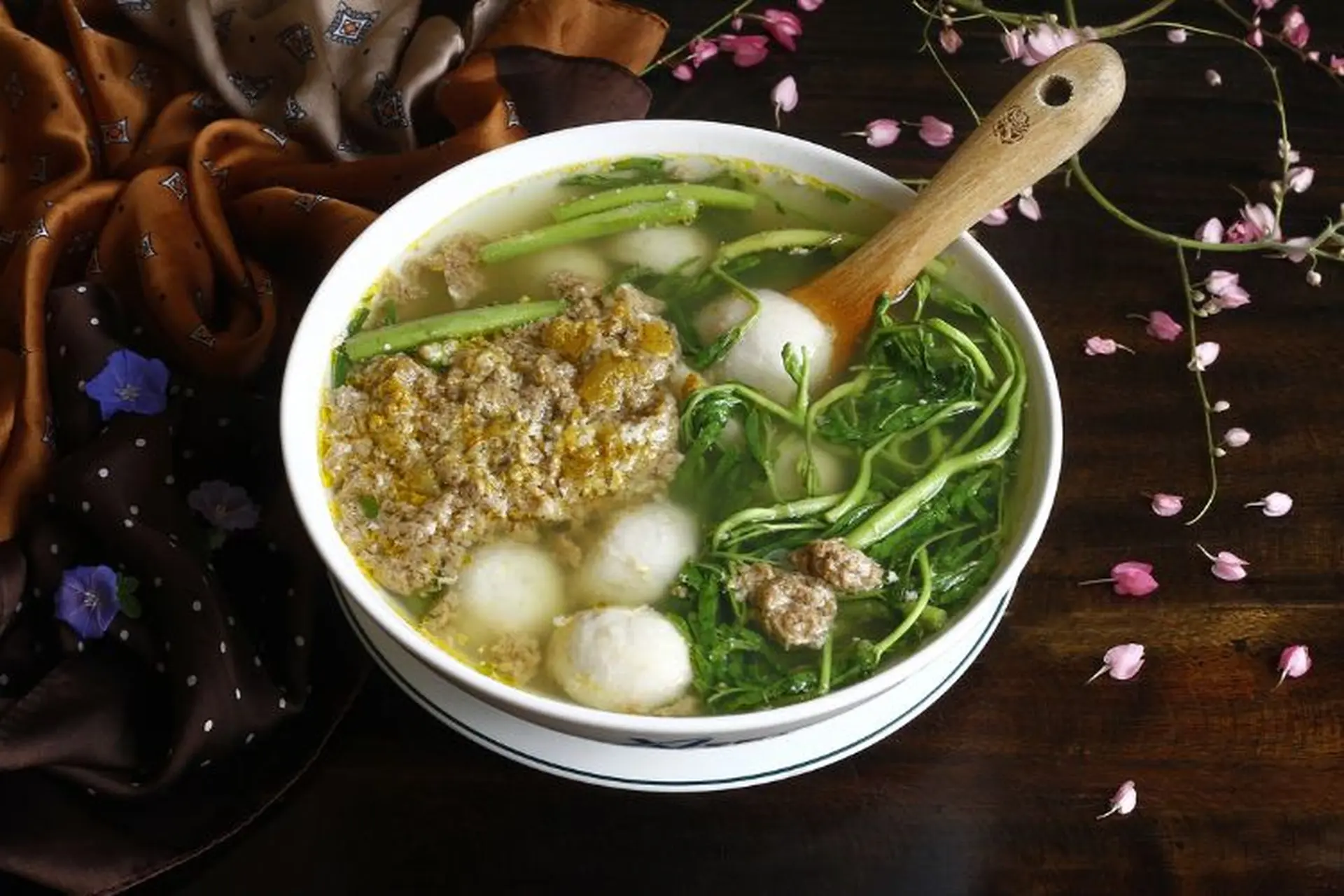 Học cách làm canh khoai sọ rau rút nấu cua thơm ngon dân dã, đậm đà hương vị