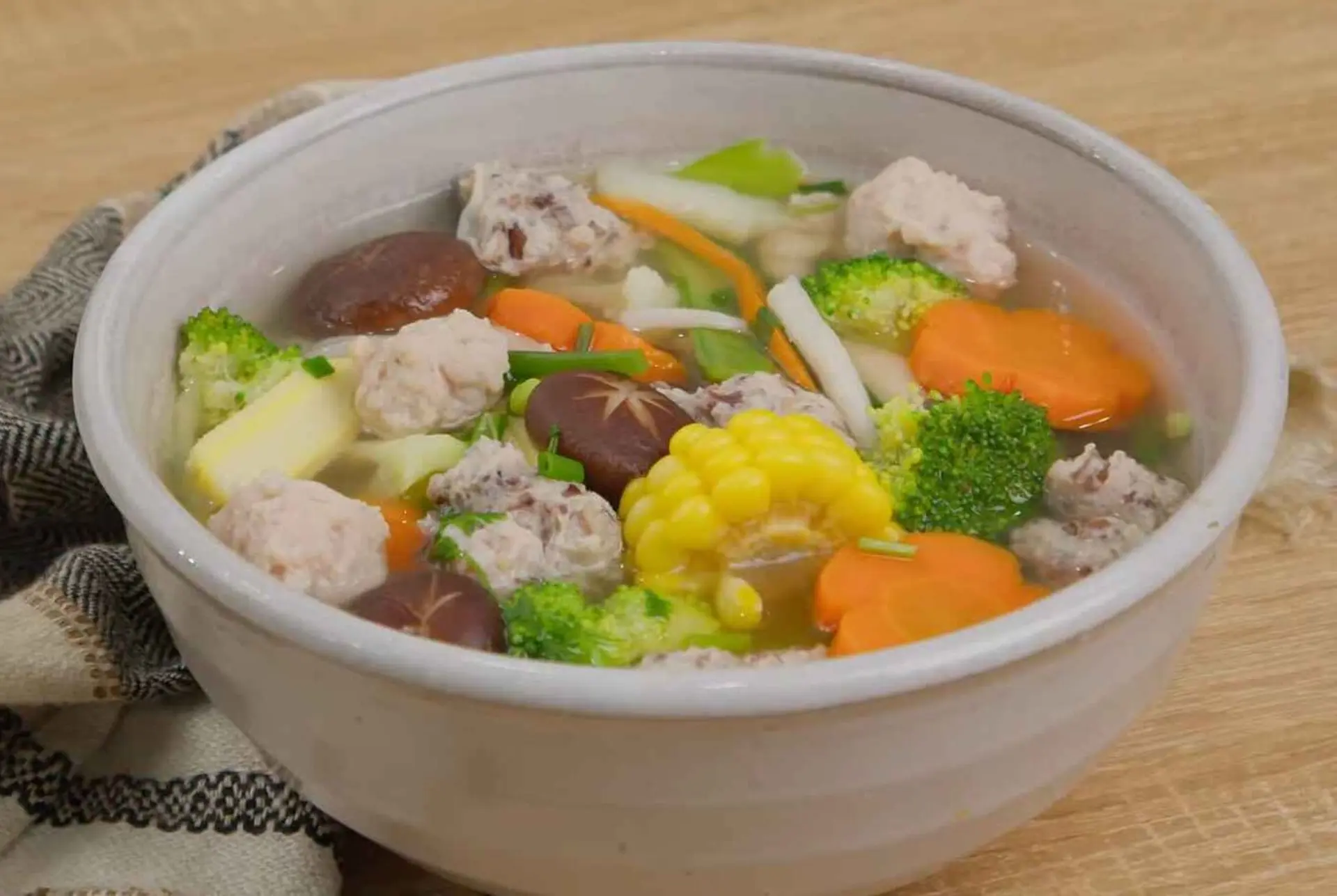 Hướng dẫn cách làm canh mọc thập cẩm thơm ngon, thanh ngọt cho bữa cơm gia đình