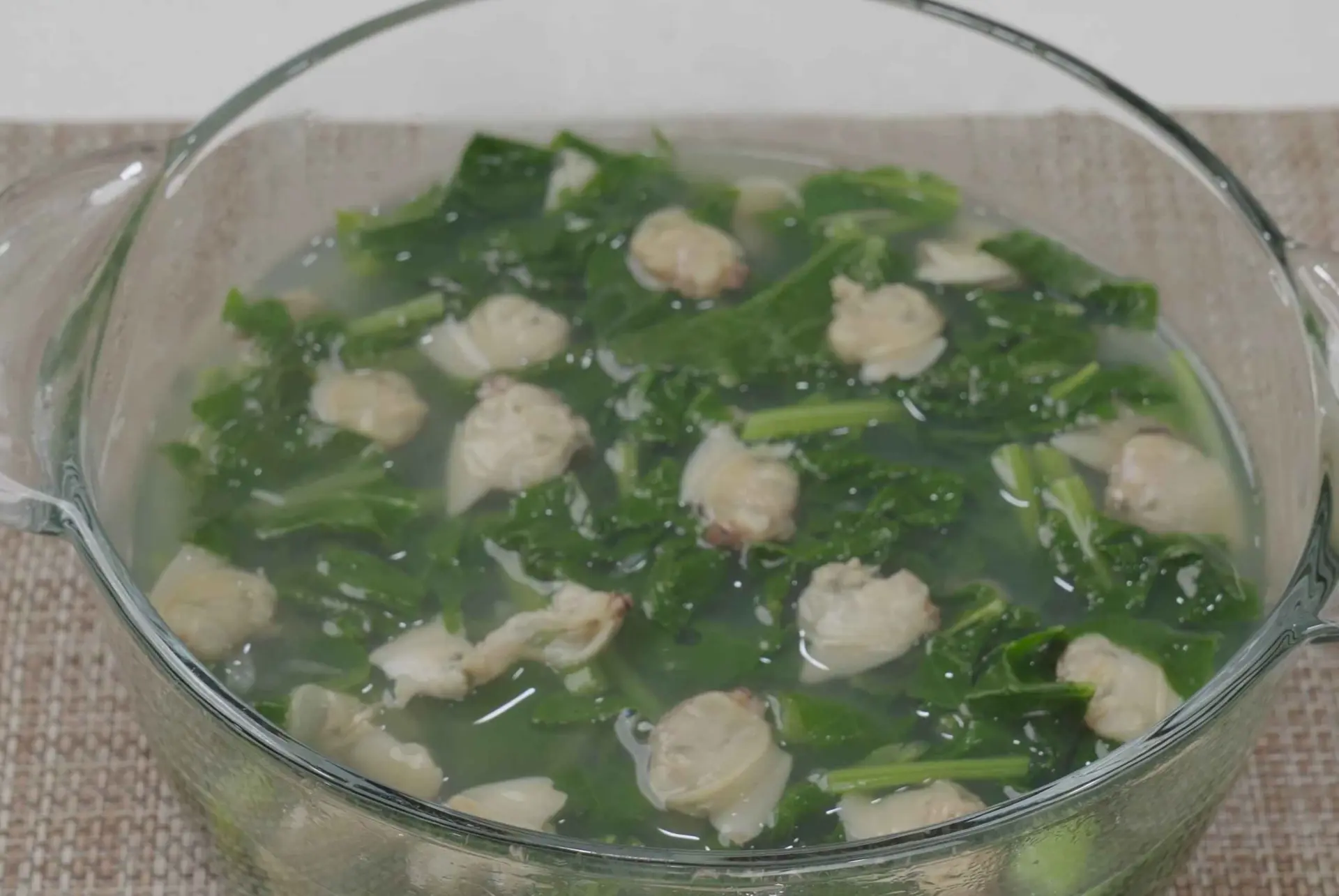 Công thức làm canh ngao rau cải xanh thơm ngon, bổ dưỡng, dễ thực hiện tại nhà