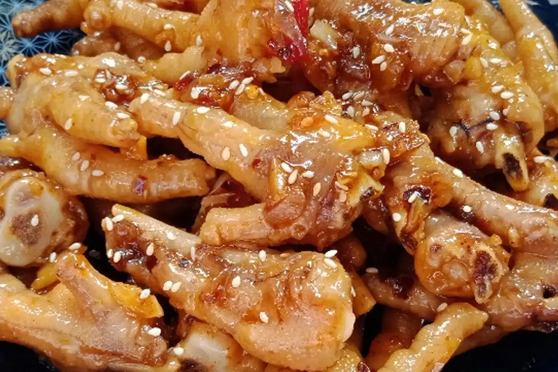 Vào bếp học ngay cách làm chân gà sốt tỏi ớt siêu ngon, ăn một lần là muốn ăn nữa