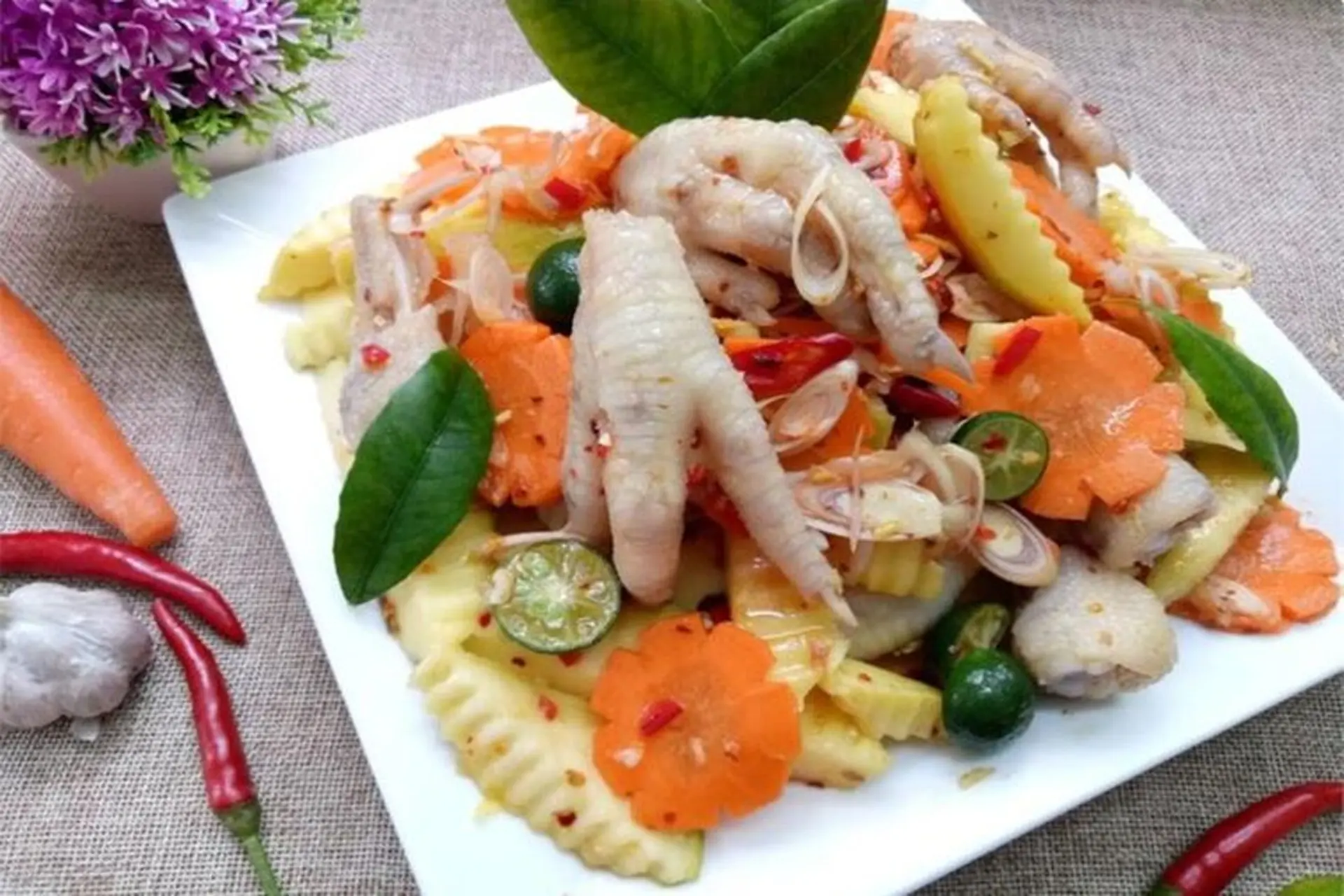Hướng dẫn cách làm chân gà trộn xoài xanh giòn sần sật, ăn vặt hay món nhậu đều hợp