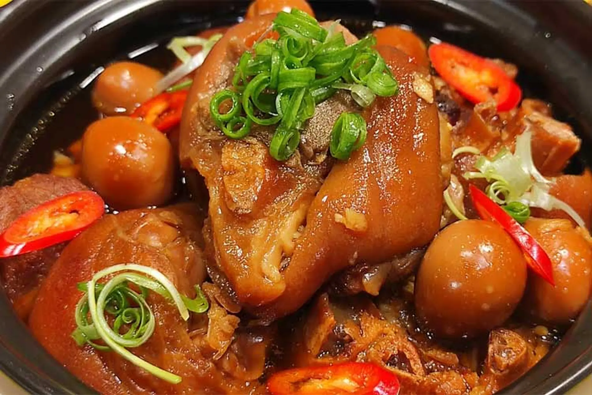 Chia sẻ công thức nấu chân giò kho nước dừa tươi mềm nhừ, đậm đà, ai cũng xuýt xoa khen ngon