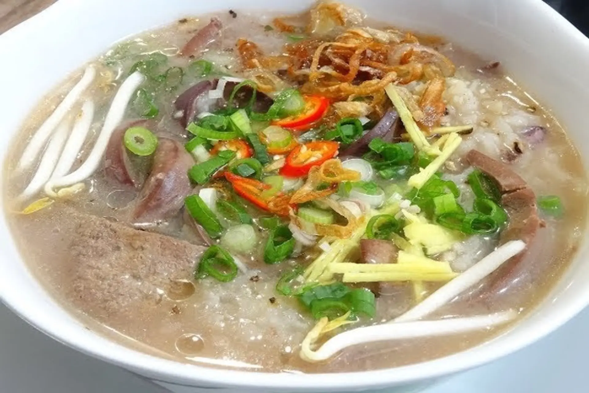 Cháo lòng bao nhiêu calo? Ăn nhiều cháo lòng có bị béo không? Những ai không nên ăn?