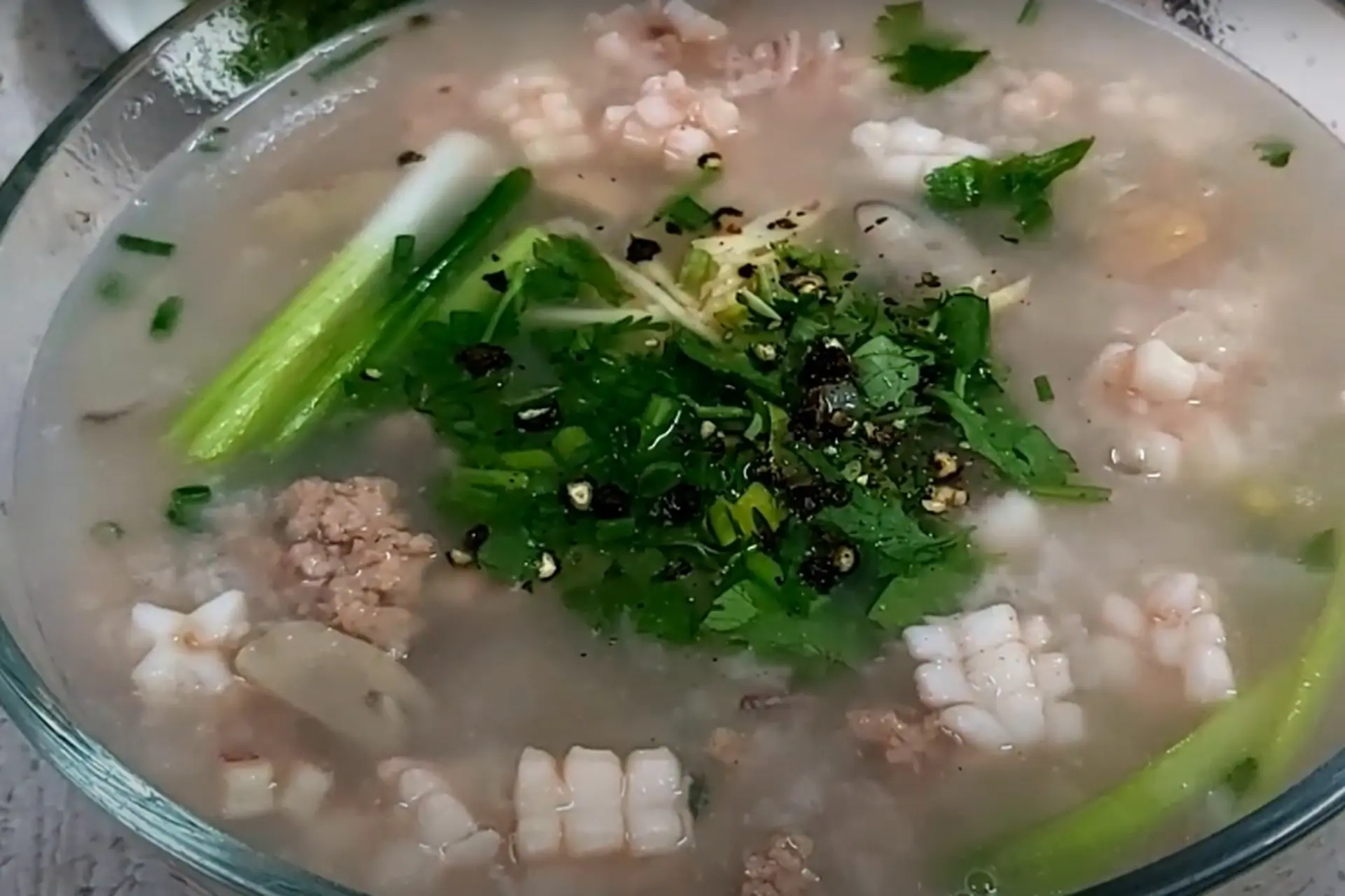 Mách bạn cách nấu cháo mực thơm ngon, ngọt nước cho bữa ăn sáng đầy đủ dưỡng chất