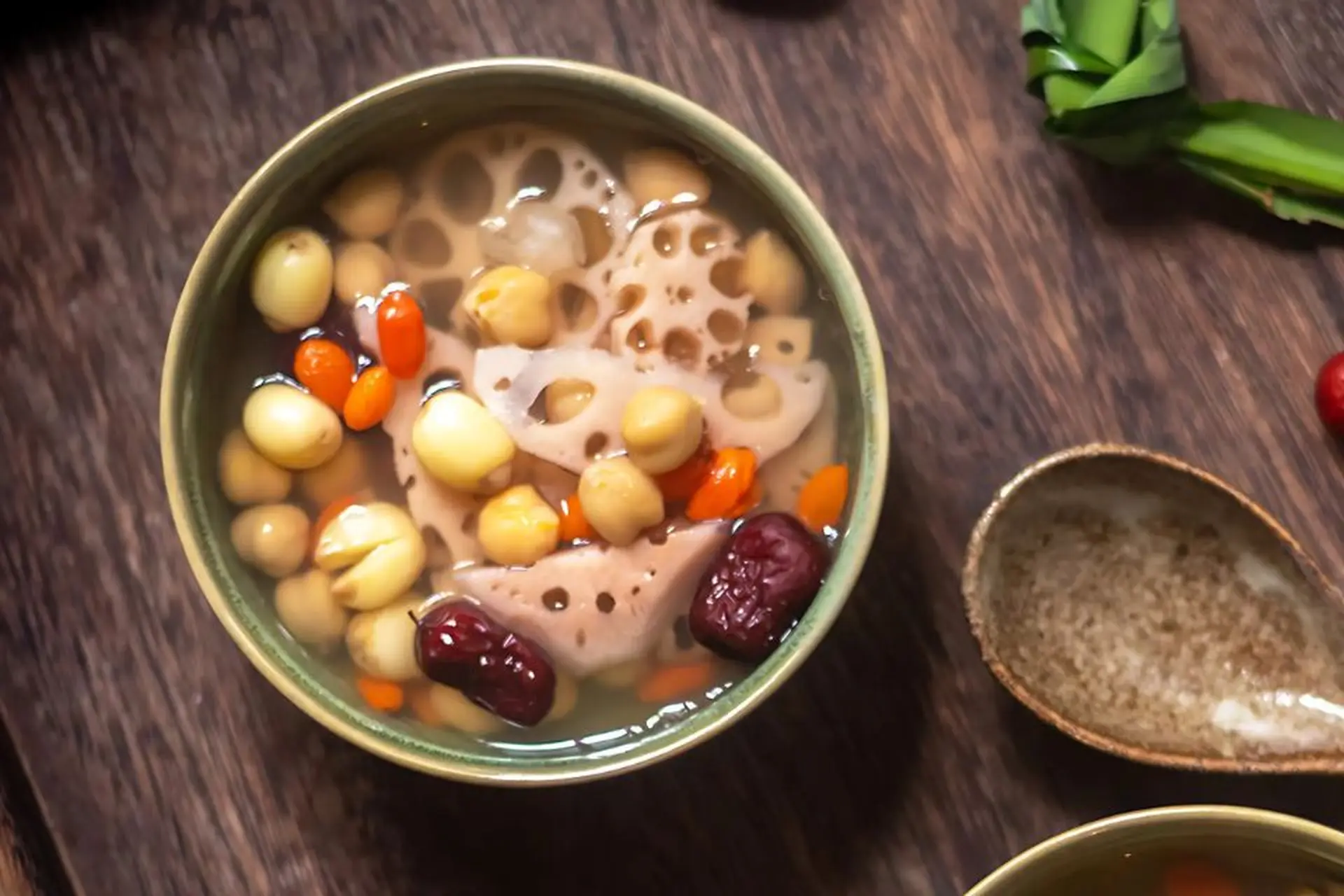 Thử ngay cách làm 4 món chè củ sen mát lành thanh lọc cơ thể cho ngày hè nắng nóng