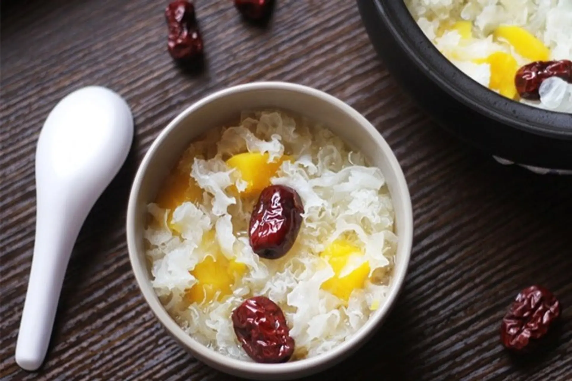 Chè đu đủ tiềm nấu cùng nấm tuyết, kỷ tử và táo tàu – công thức bổ mát chuẩn vị