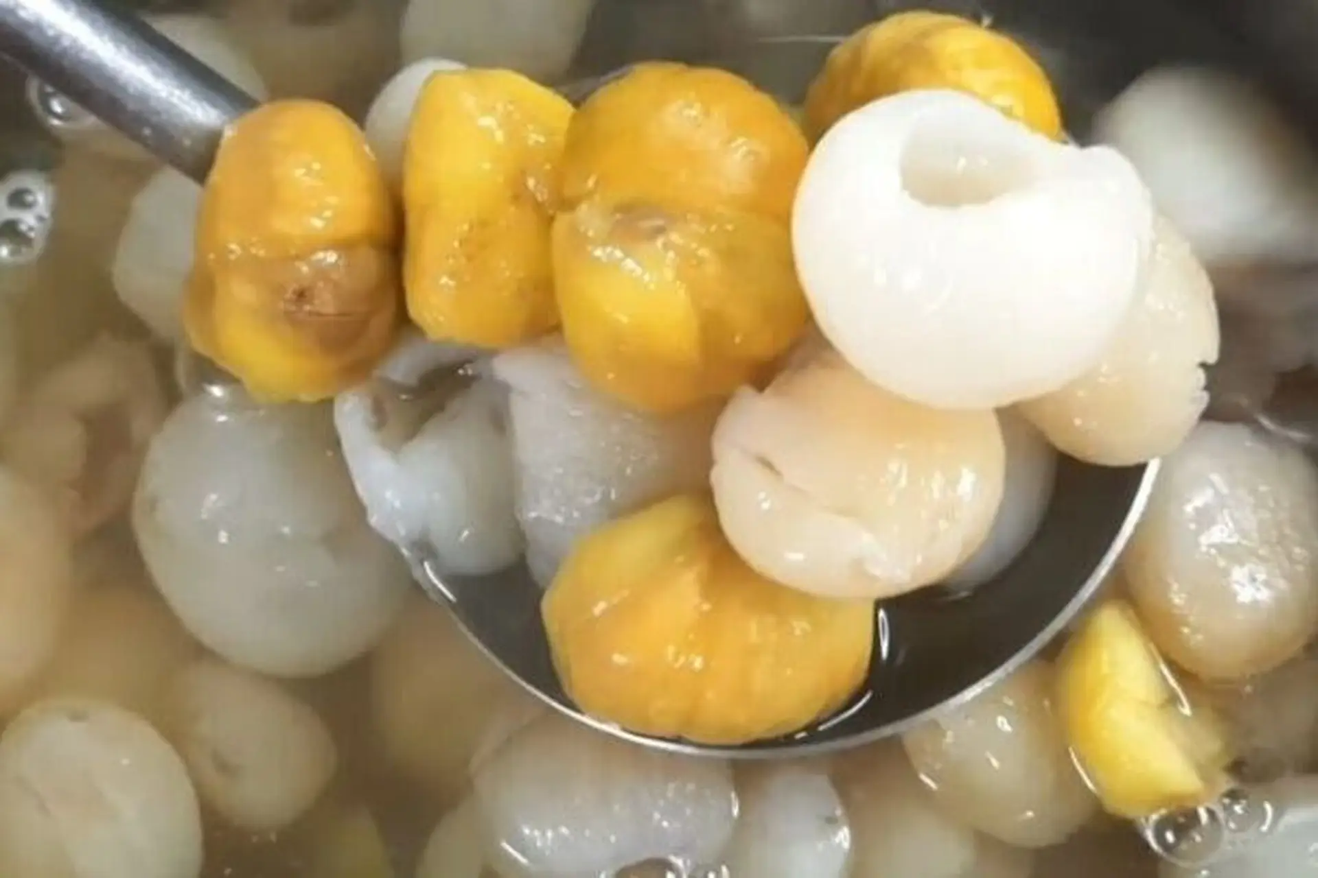 Mách bạn 2 cách nấu chè hạt dẻ bùi thơm, ngọt ngào, đầy bổ dưỡng cho cả nhà thưởng thức