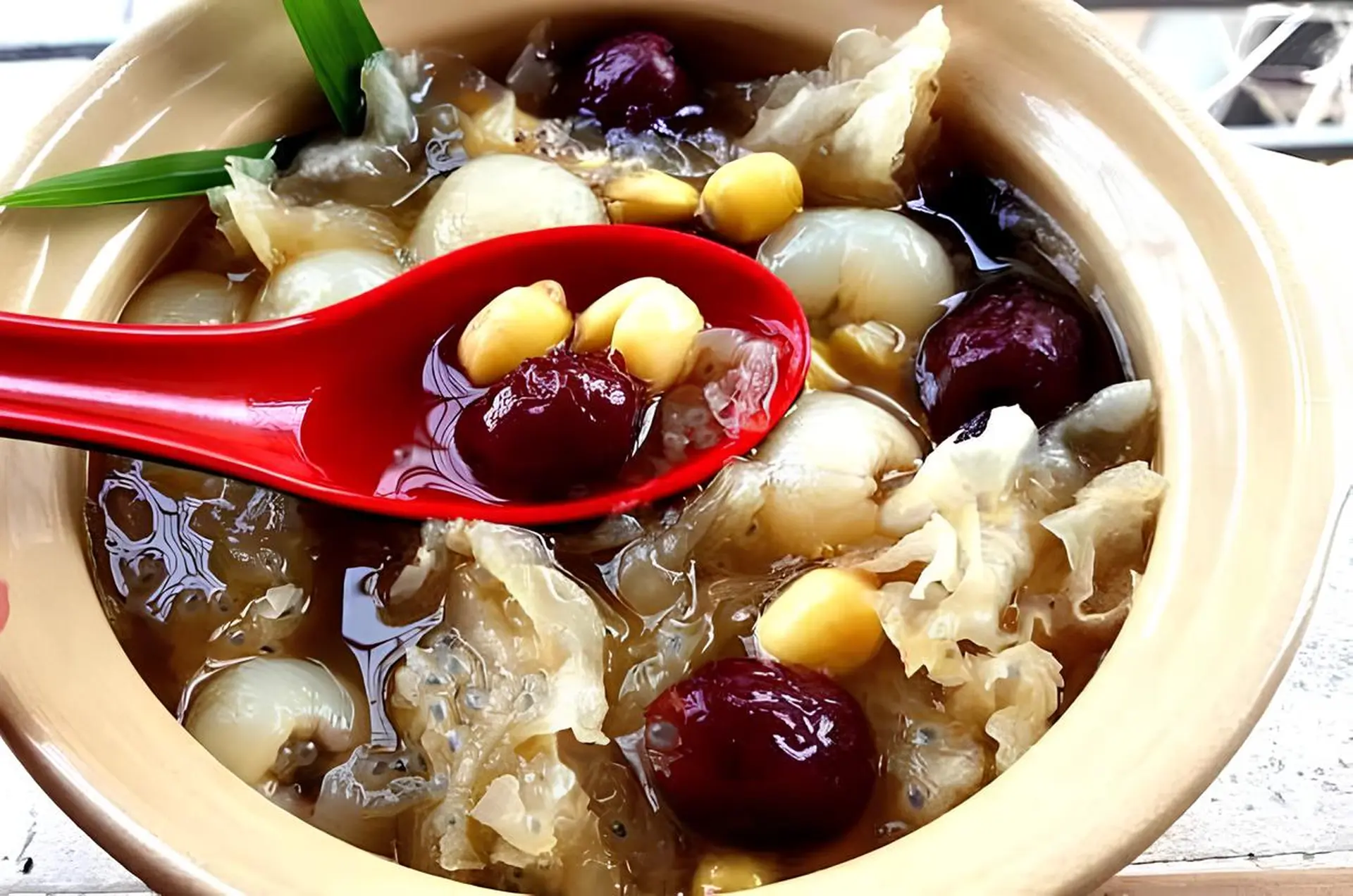 C&aacute;ch l&agrave;m ch&egrave; nấm tuyết t&aacute;o đỏ hạt sen giải kh&aacute;t, thanh nhiệt, đẹp da