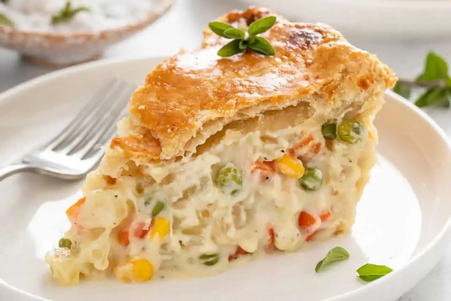 Vào bếp làm chicken pot pie giòn ngoài, mềm trong, chuẩn vị nhà hàng cao cấp
