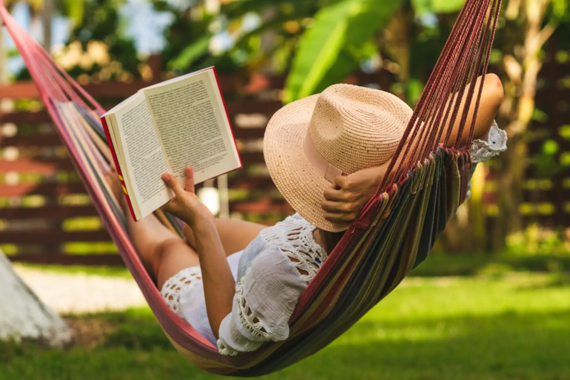 Chillax là gì? Khám phá ý nghĩa, nguồn gốc và cách dùng phổ biến trong đời sống hiện đại