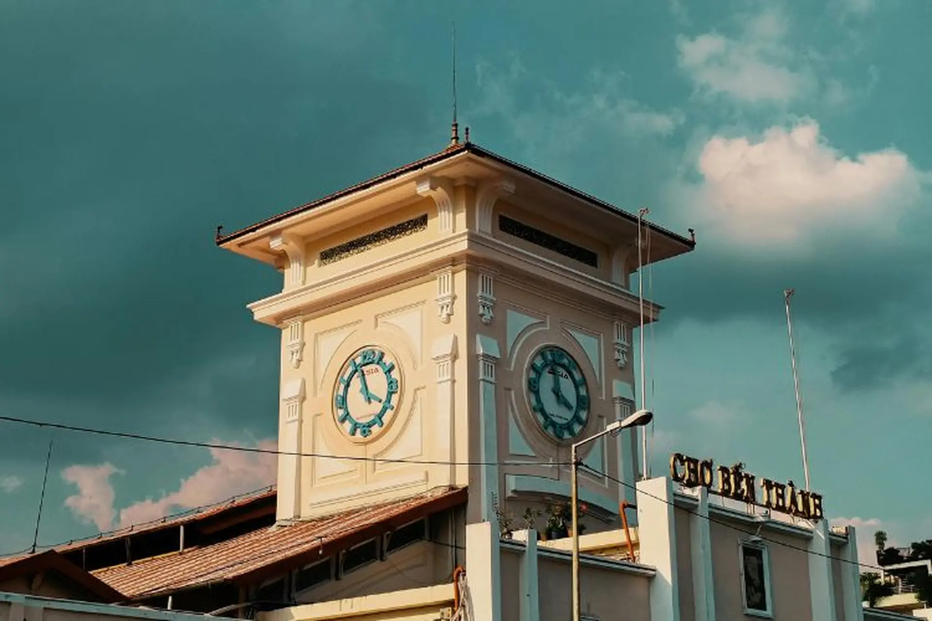 Chợ Bến Thành ở đâu? Cẩm nang đầy đủ cho du khách muốn khám phá khu chợ nổi tiếng này